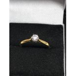 Fine 18ct gold diamond ring set with central diamond measures approx 4mm