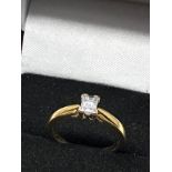 Fine 18ct gold emerald cut diamond ring set with central diamond measures approx 4mm by 3mm weight