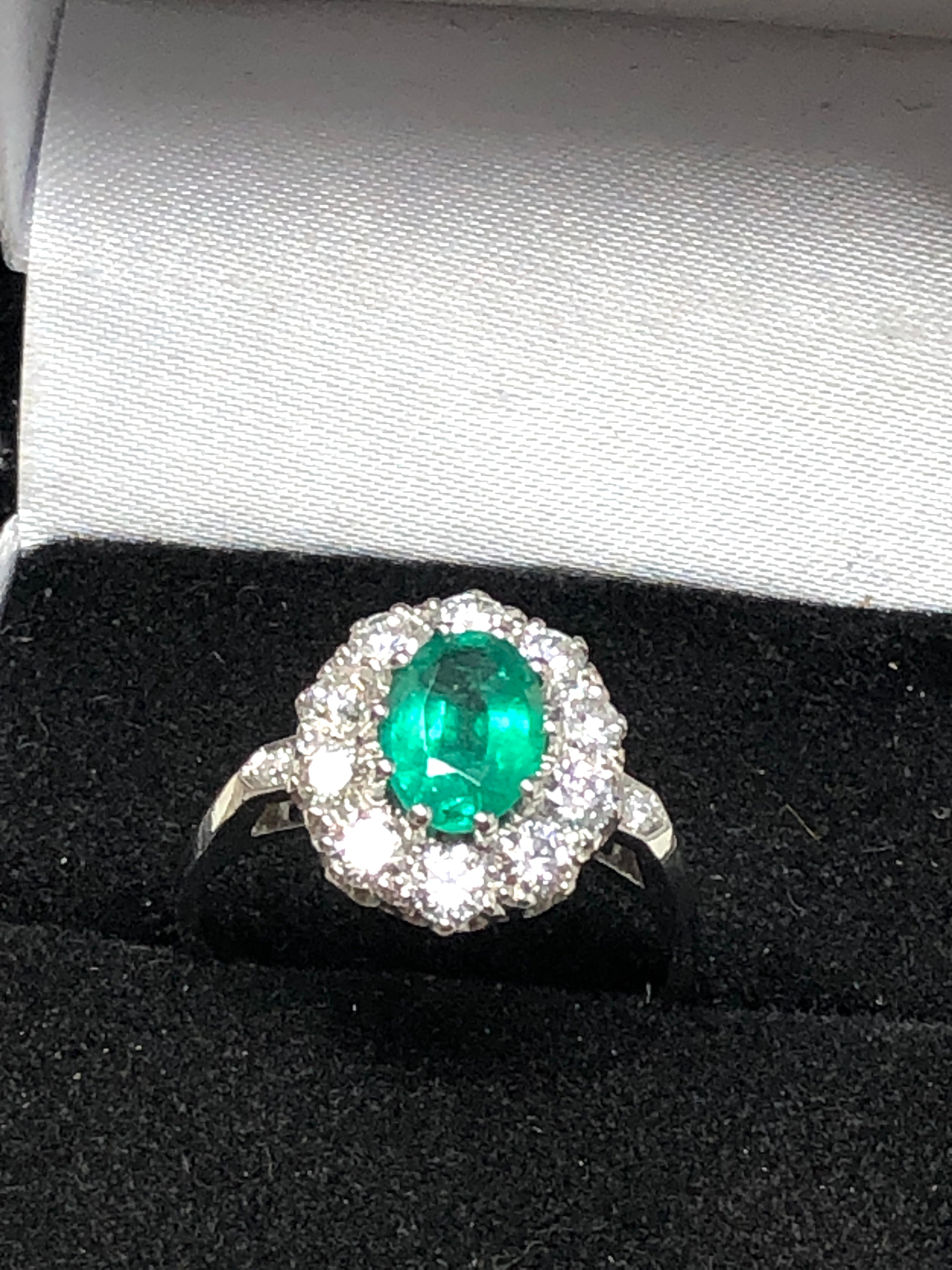 Fine plat Emerald & diamond ring set with central that measures approx 8mm by 5.5mm with diamond