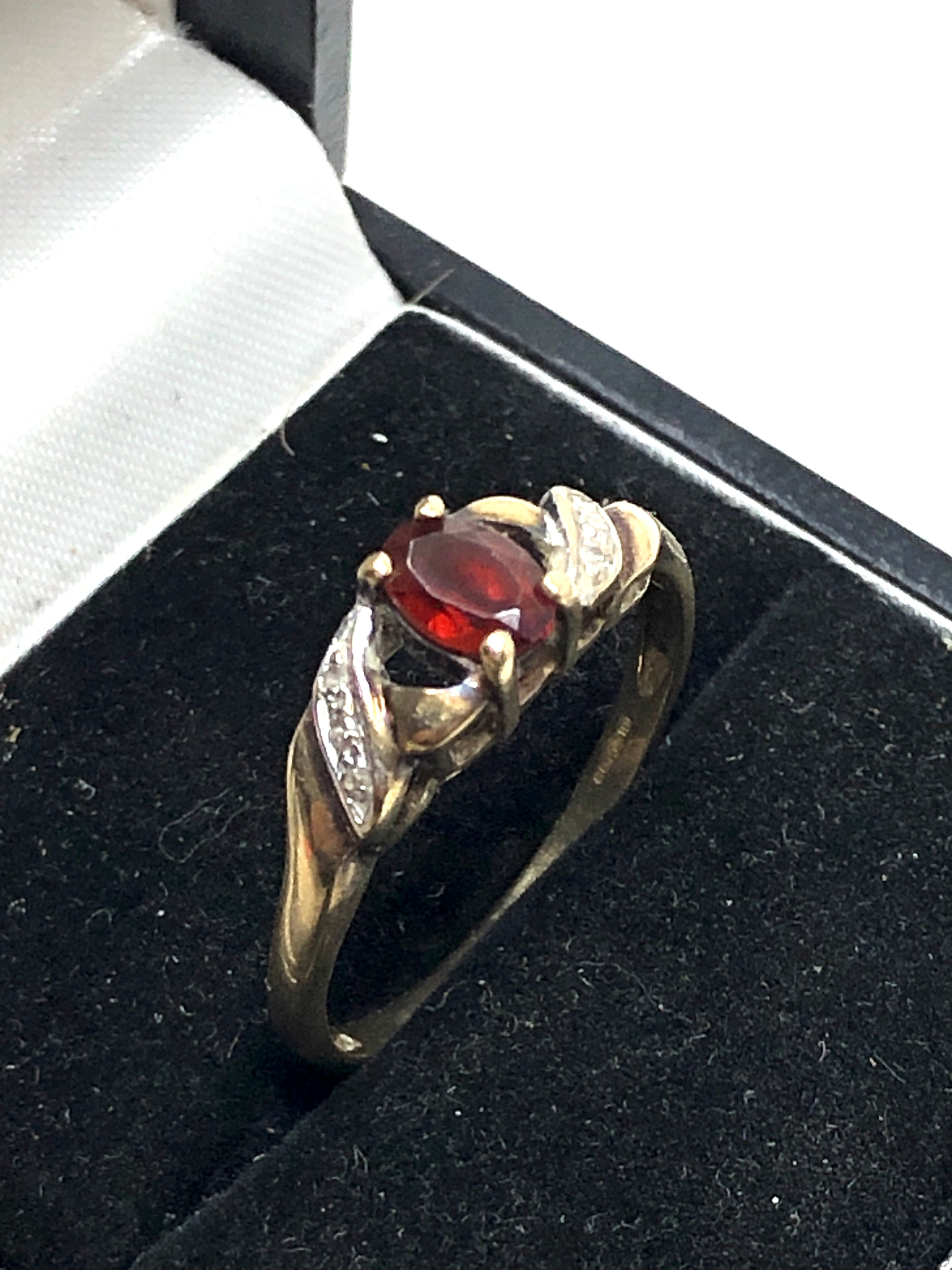 9ct gold garnet & diamond ring weight 2.1 - Image 2 of 3
