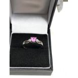 9ct white gold pink sapphire & diamond ring weight 1.9g