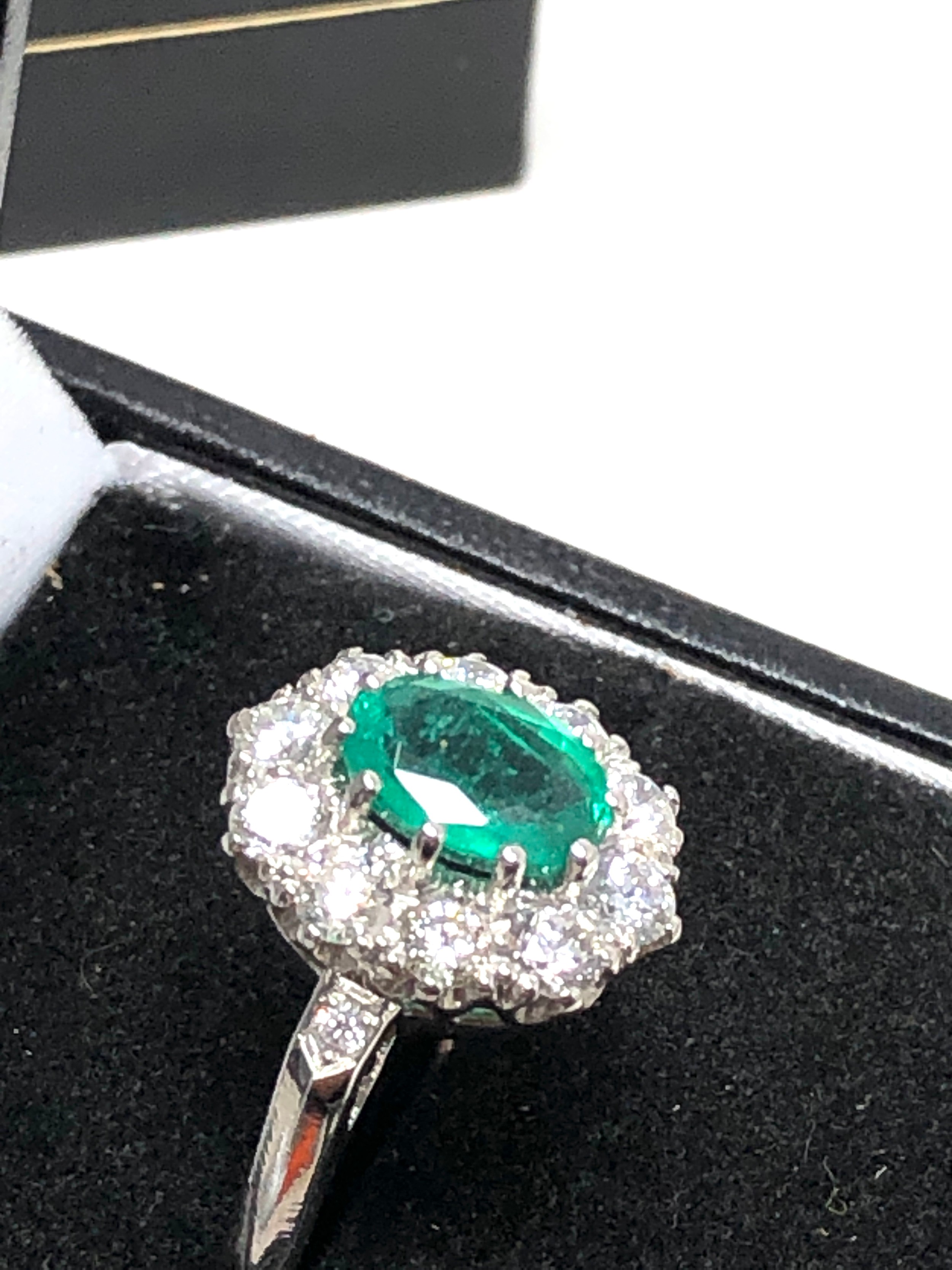 Fine plat Emerald & diamond ring set with central that measures approx 8mm by 5.5mm with diamond - Image 2 of 5