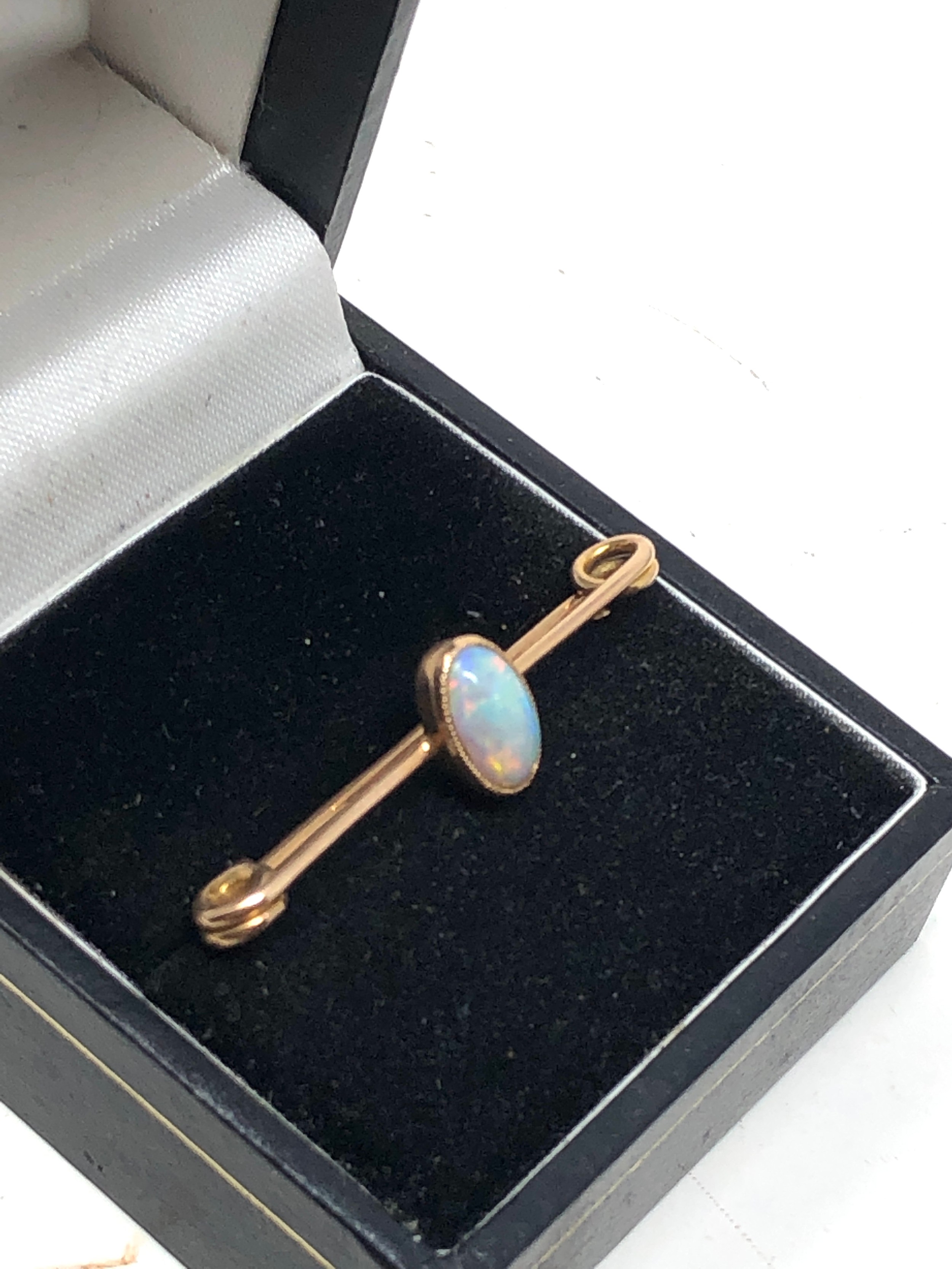 Antique 15ct gold opal brooch set with central opal that measures approx 13mm by 5.5mm frame xrt - Image 2 of 4