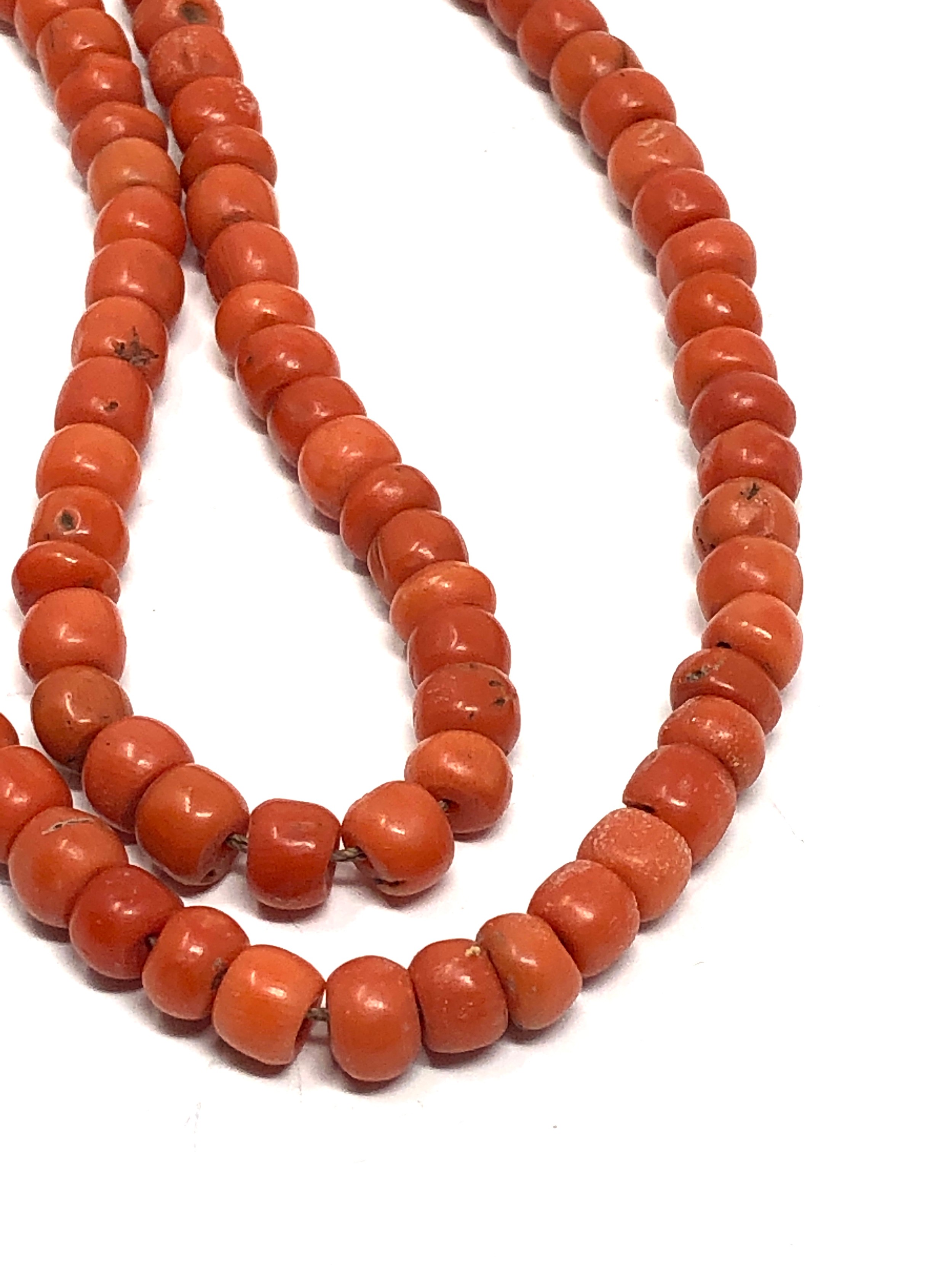 Fine Antique red coral necklace average size of beads approx 6.mm weight 25g later metal clasp - Bild 2 aus 4