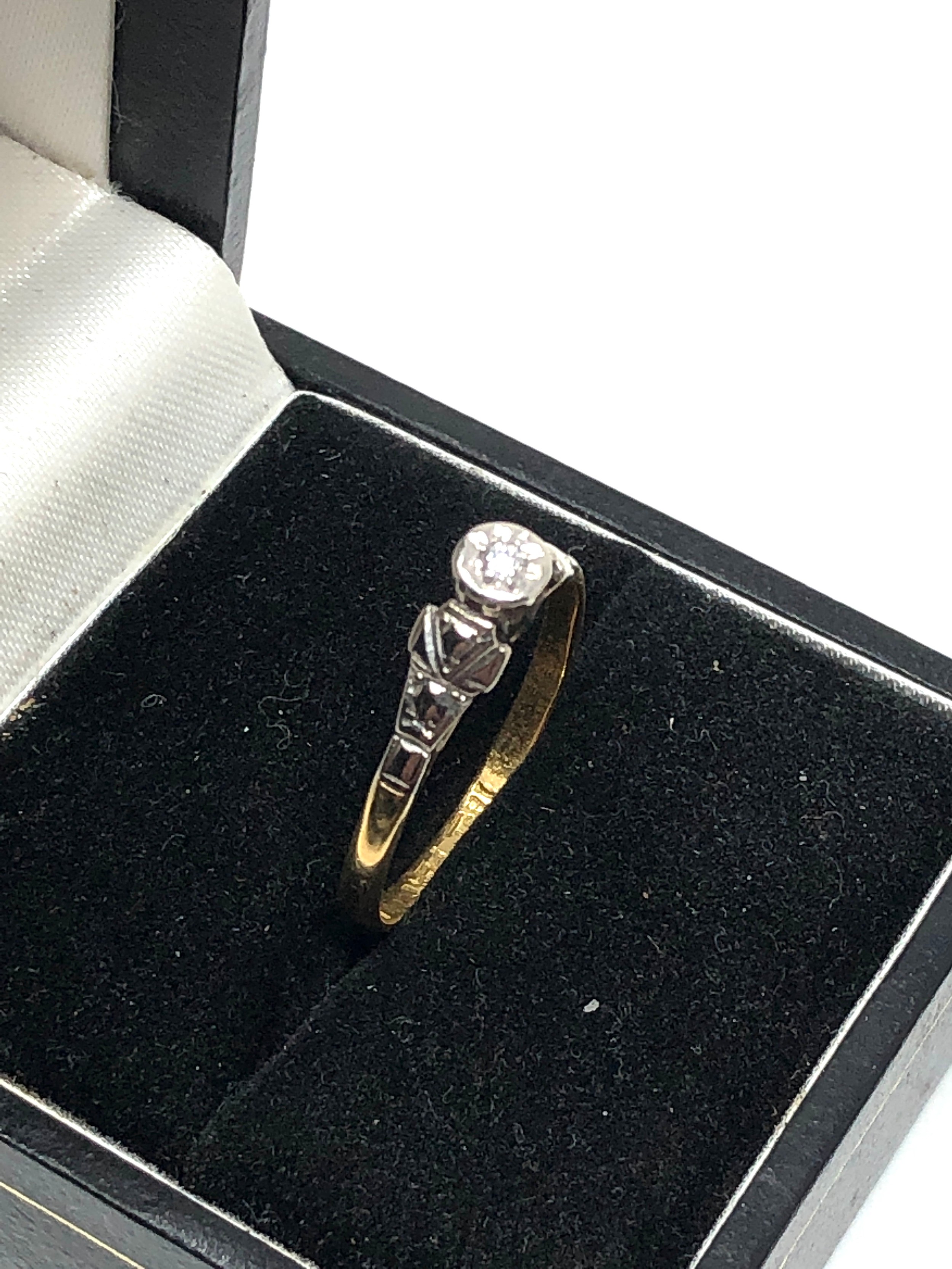 18ct gold diamond ring set with weight 2g - Image 2 of 3