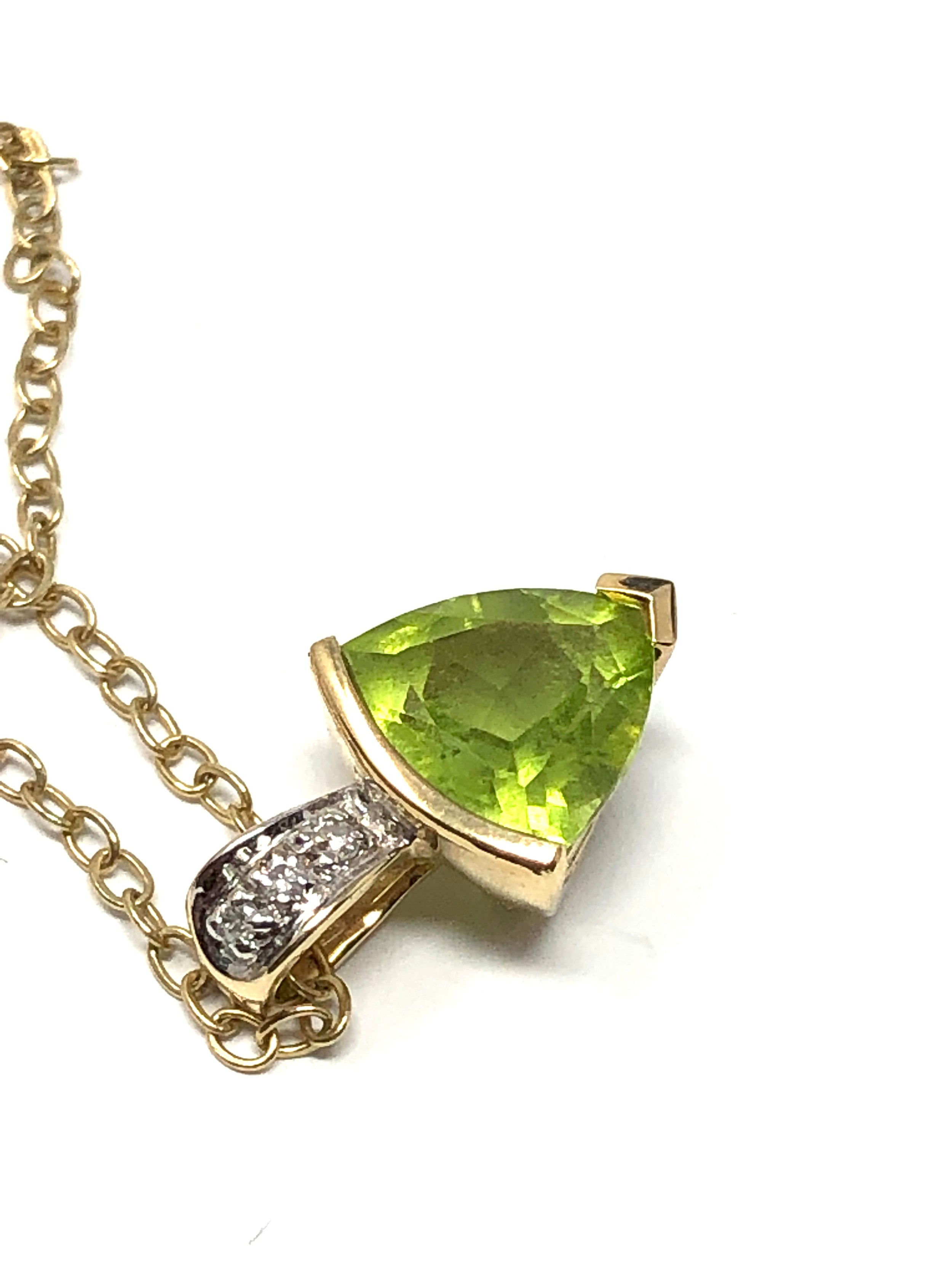 9ct gold peridot & diamond pendant & chain large central peridot measures approx 9mm by 8mm with - Bild 2 aus 3