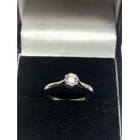 18ct white gold diamond ring set with central diamond measures approx 4mm dia weight 1.7g