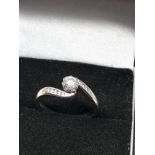 Fine 18ct white gold diamond ring set with central diamond measures approx 4mm with diamond