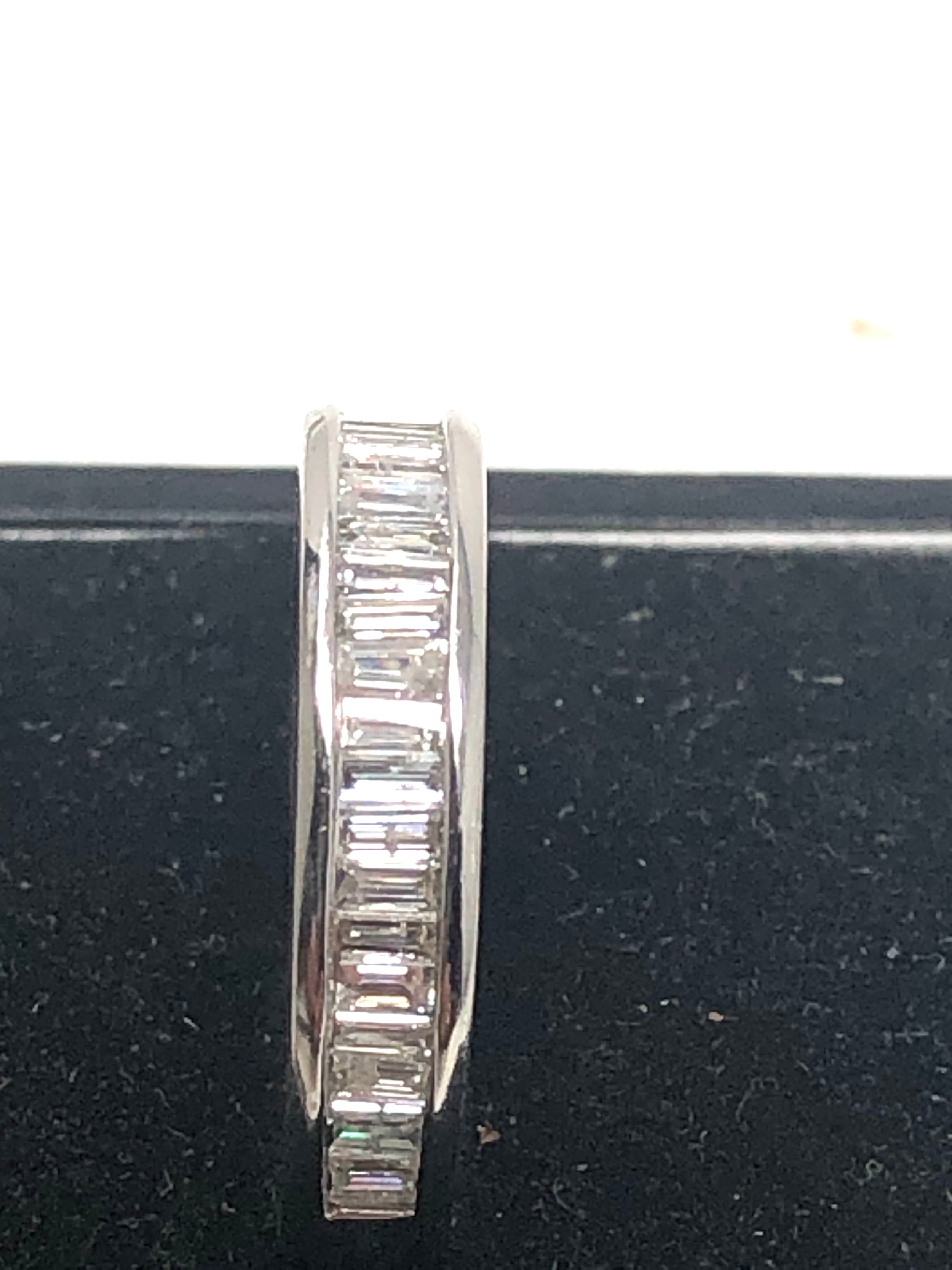 Fine 14ct white gold diamond half eternity ring weight 2.9g - Bild 2 aus 6