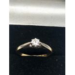 18ct gold diamond ring set with central diamond measures approx 4mm dia weight 2g