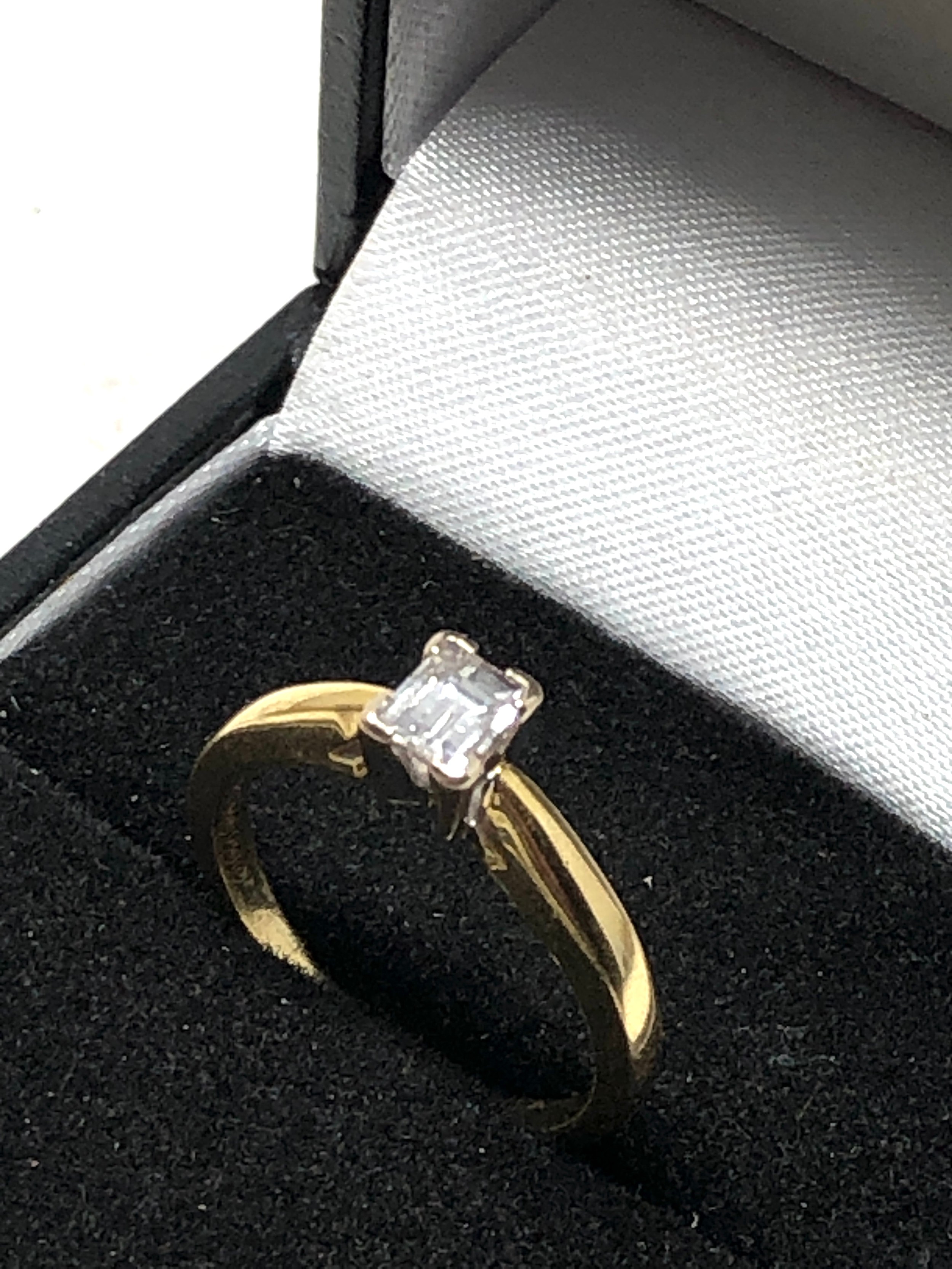 Fine 18ct gold emerald cut diamond ring set with central diamond measures approx 4mm by 3mm weight - Bild 2 aus 5