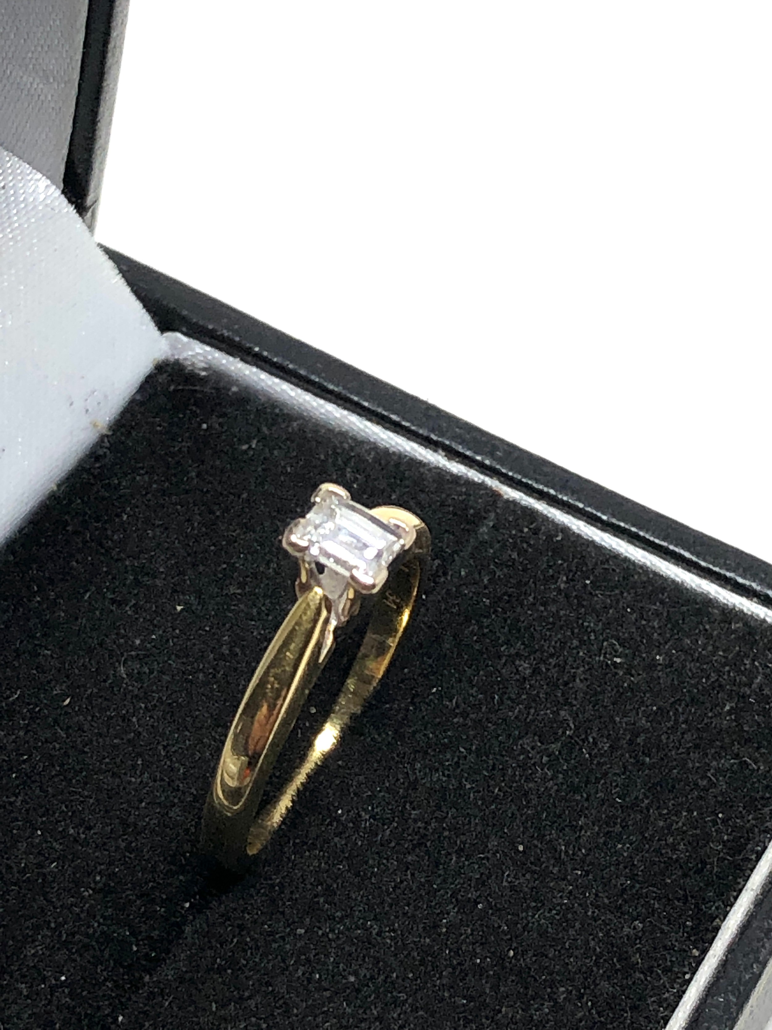 Fine 18ct gold emerald cut diamond ring set with central diamond measures approx 4mm by 3mm weight - Bild 3 aus 5