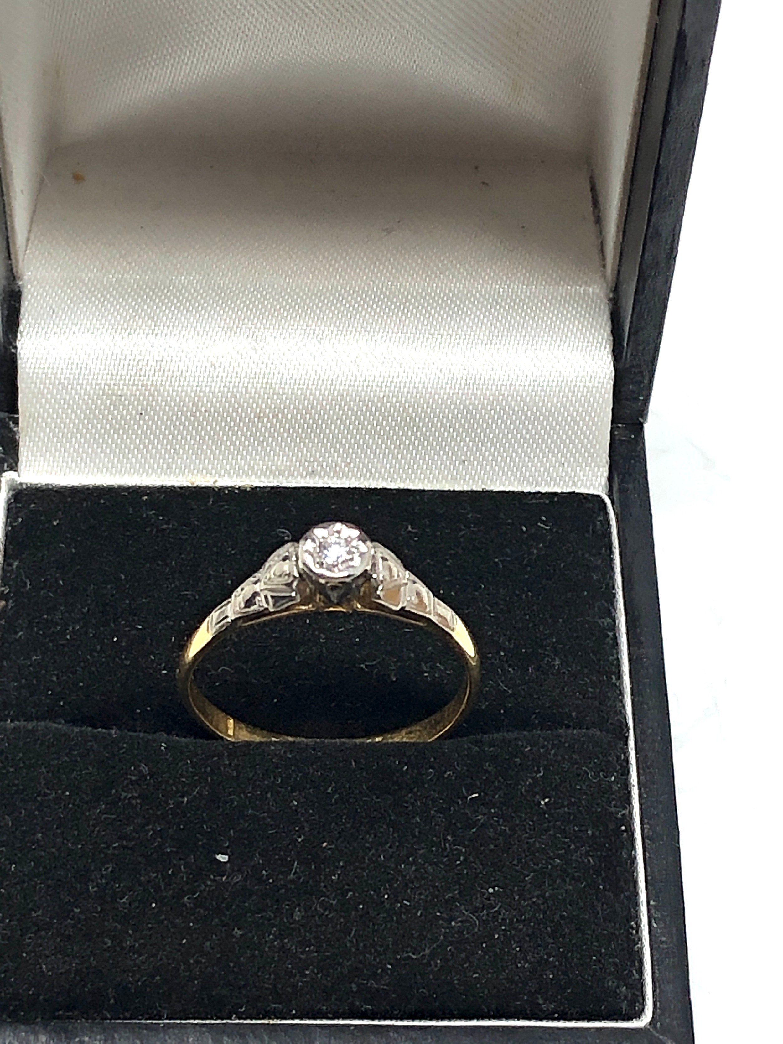 18ct gold diamond ring set with weight 2g