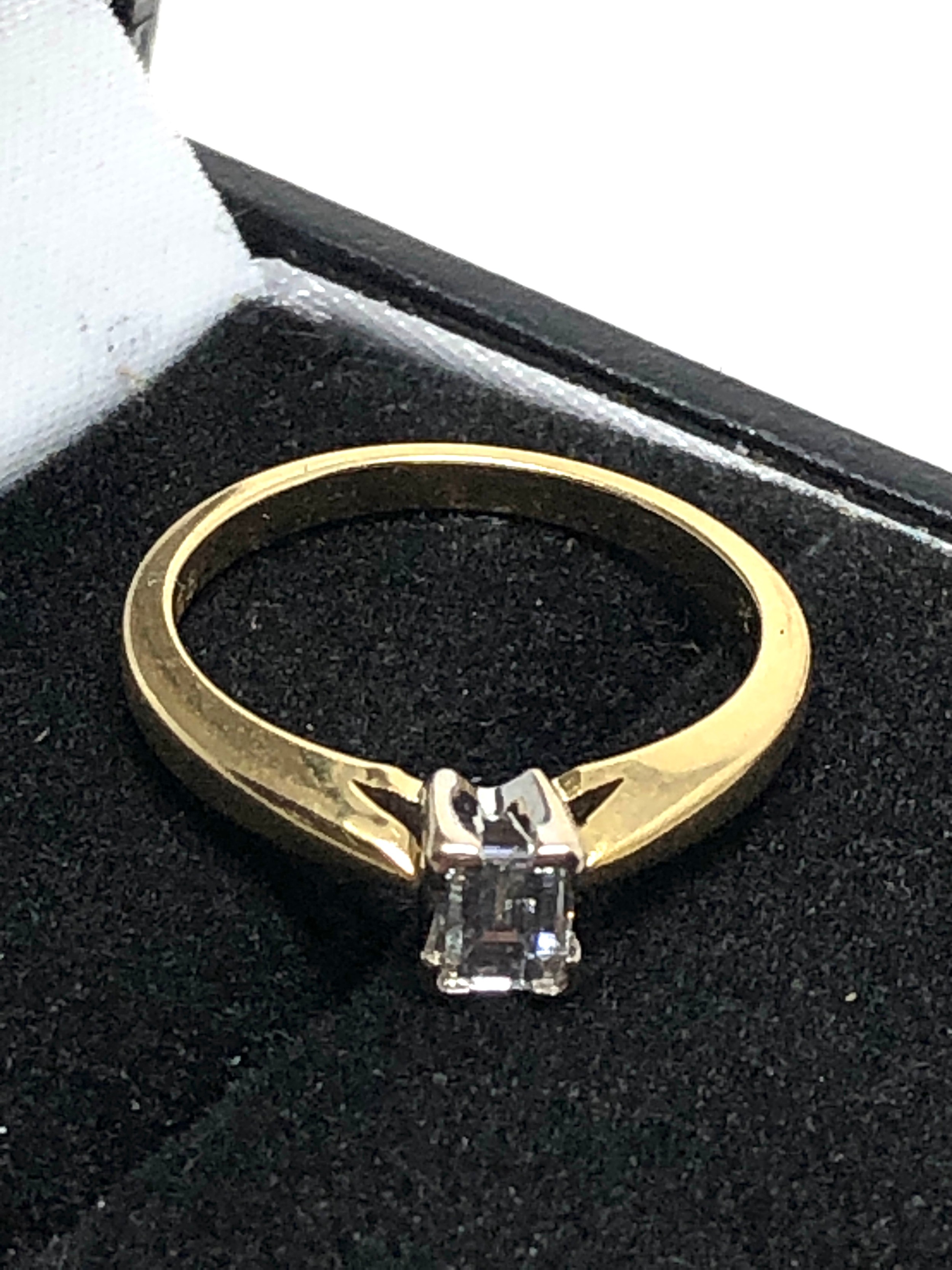 Fine 18ct gold emerald cut diamond ring set with central diamond measures approx 4mm by 3mm weight - Bild 4 aus 5