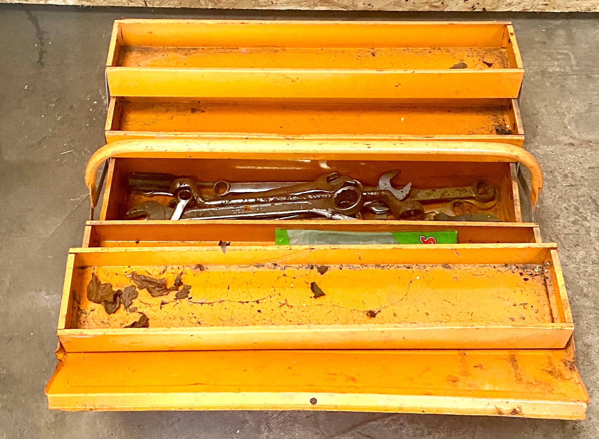 Metal expanding tool box with contents - Image 2 of 2