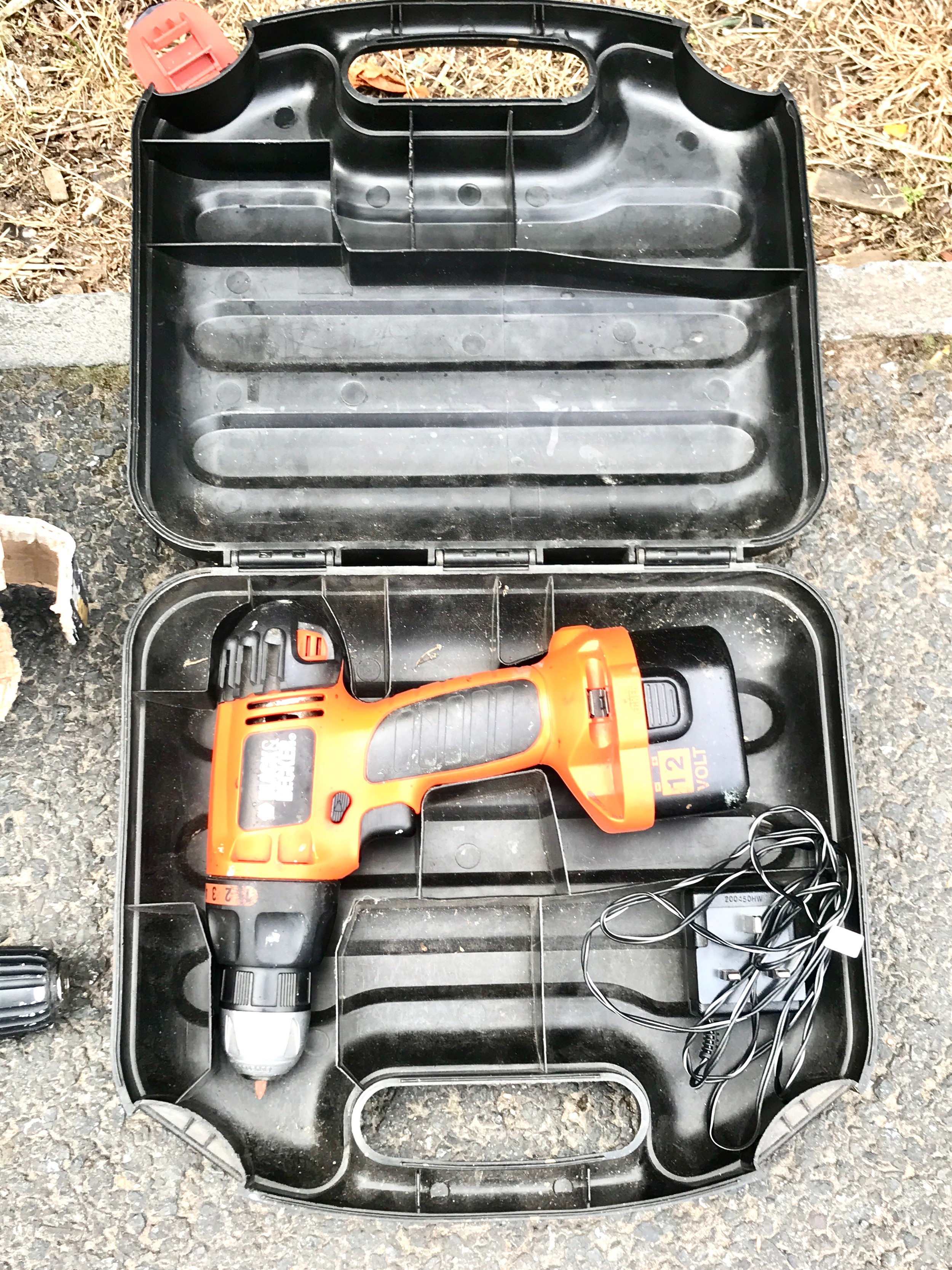 Two cordless drills one black and decker model number CD12C and a work zone model number B7C2885- - Image 3 of 3