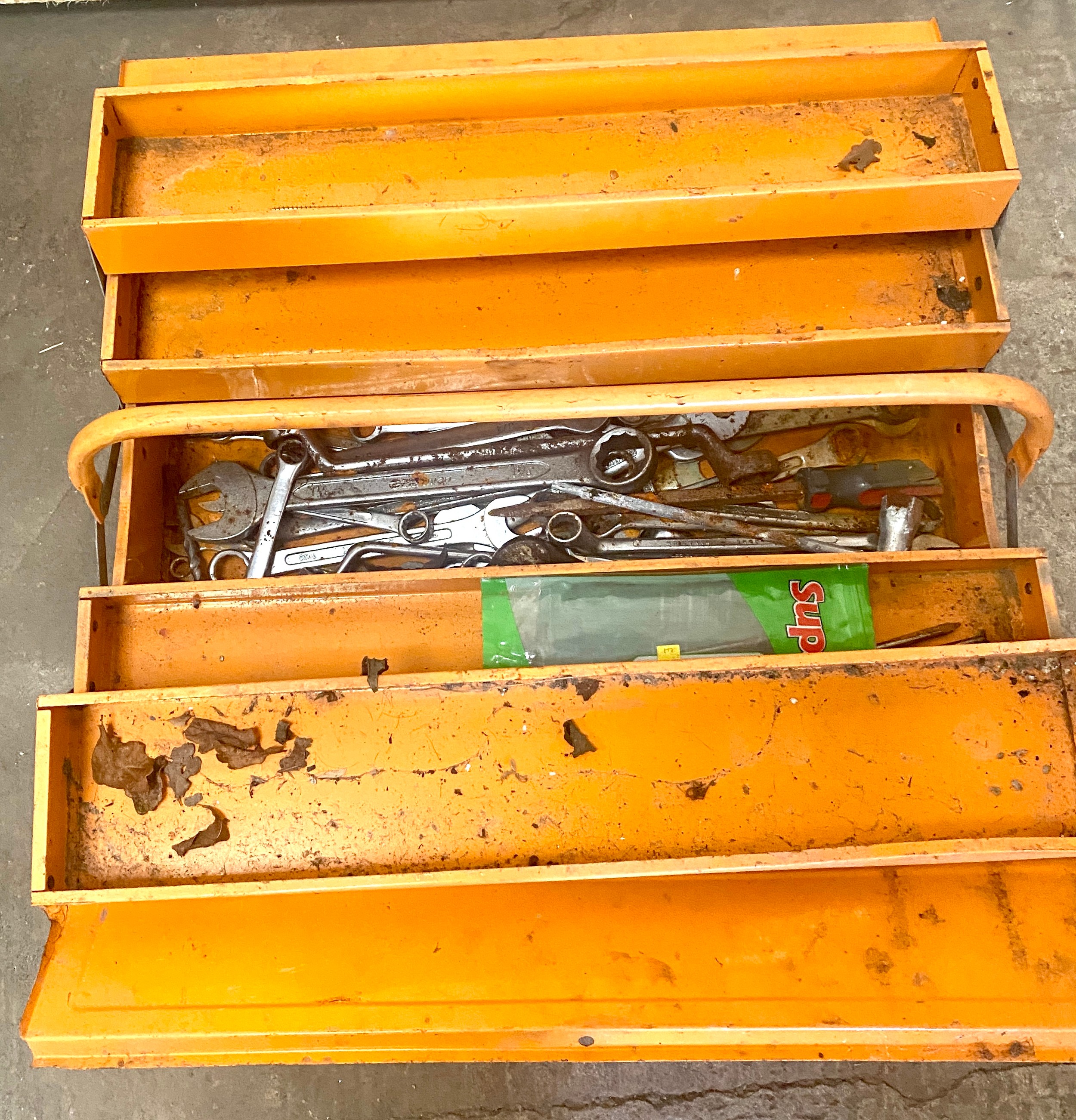 Metal expanding tool box with contents