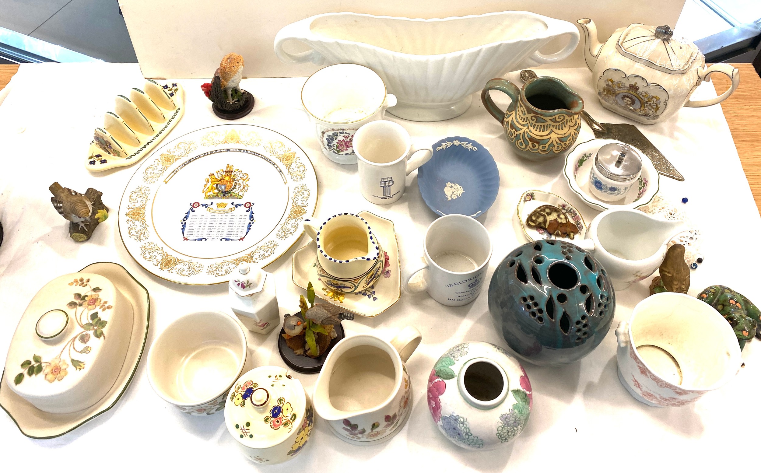 Selection miscellaneous pottery to include Wedgwood, Coalport, Masons etc