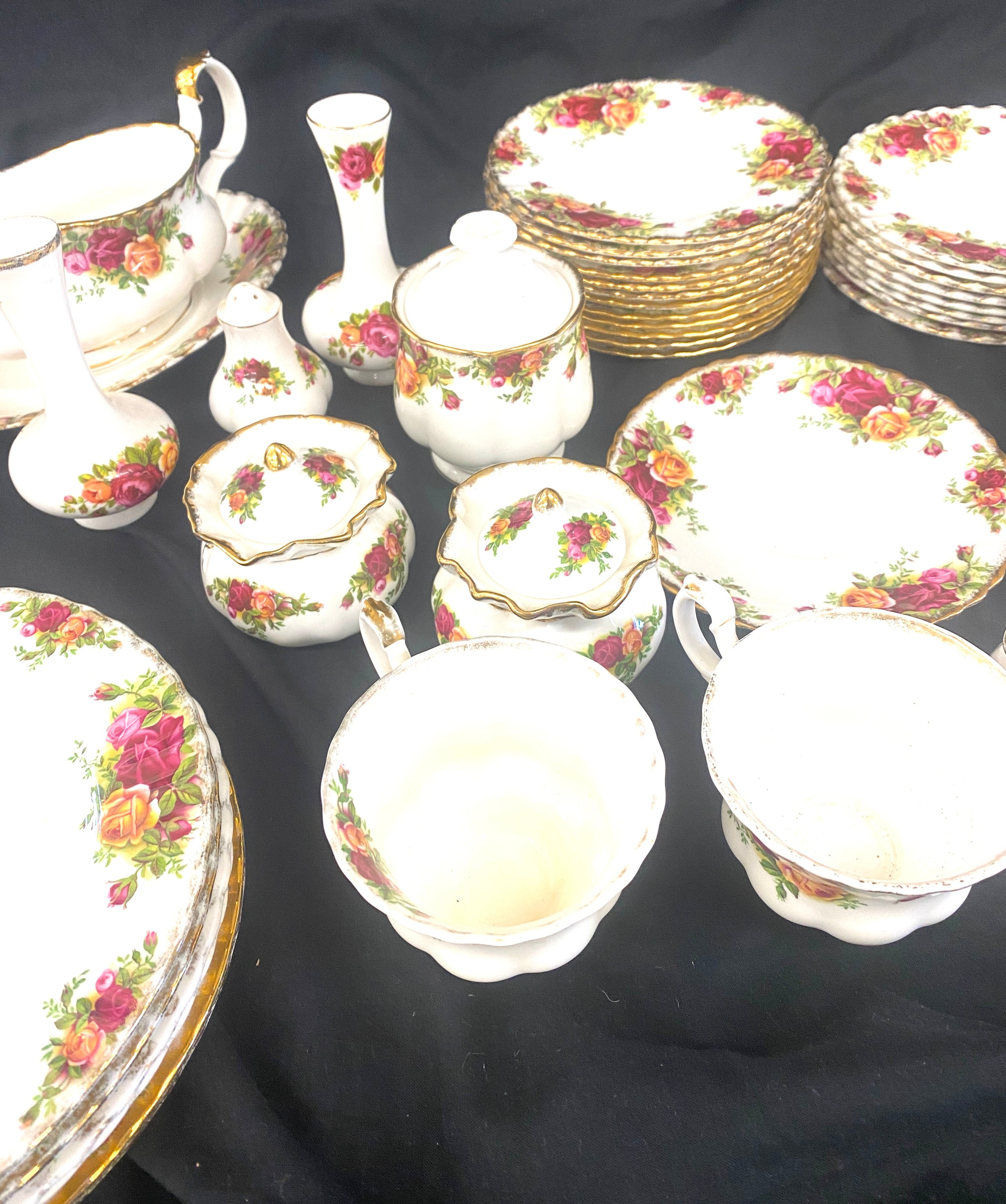 A selection of 52 pieces of Royal Albert Old Country Rose pottery to include cake plates, sandwich - Image 3 of 4