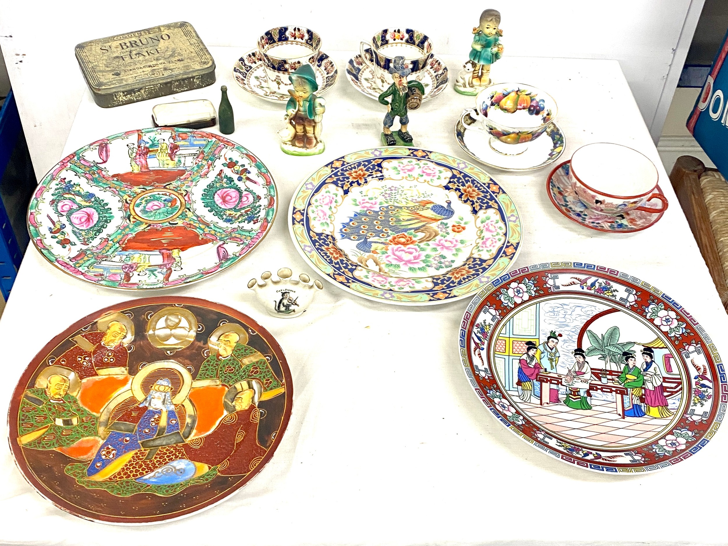 Selection of collectable pottery pieces to include oriental plates etc