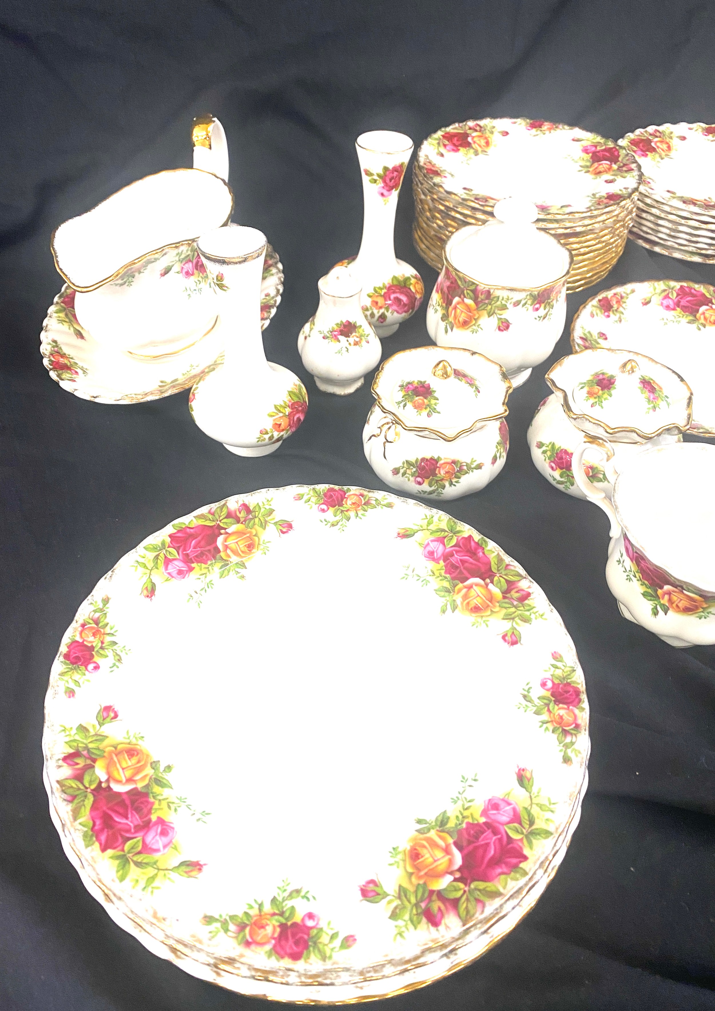 A selection of 52 pieces of Royal Albert Old Country Rose pottery to include cake plates, sandwich - Image 4 of 4