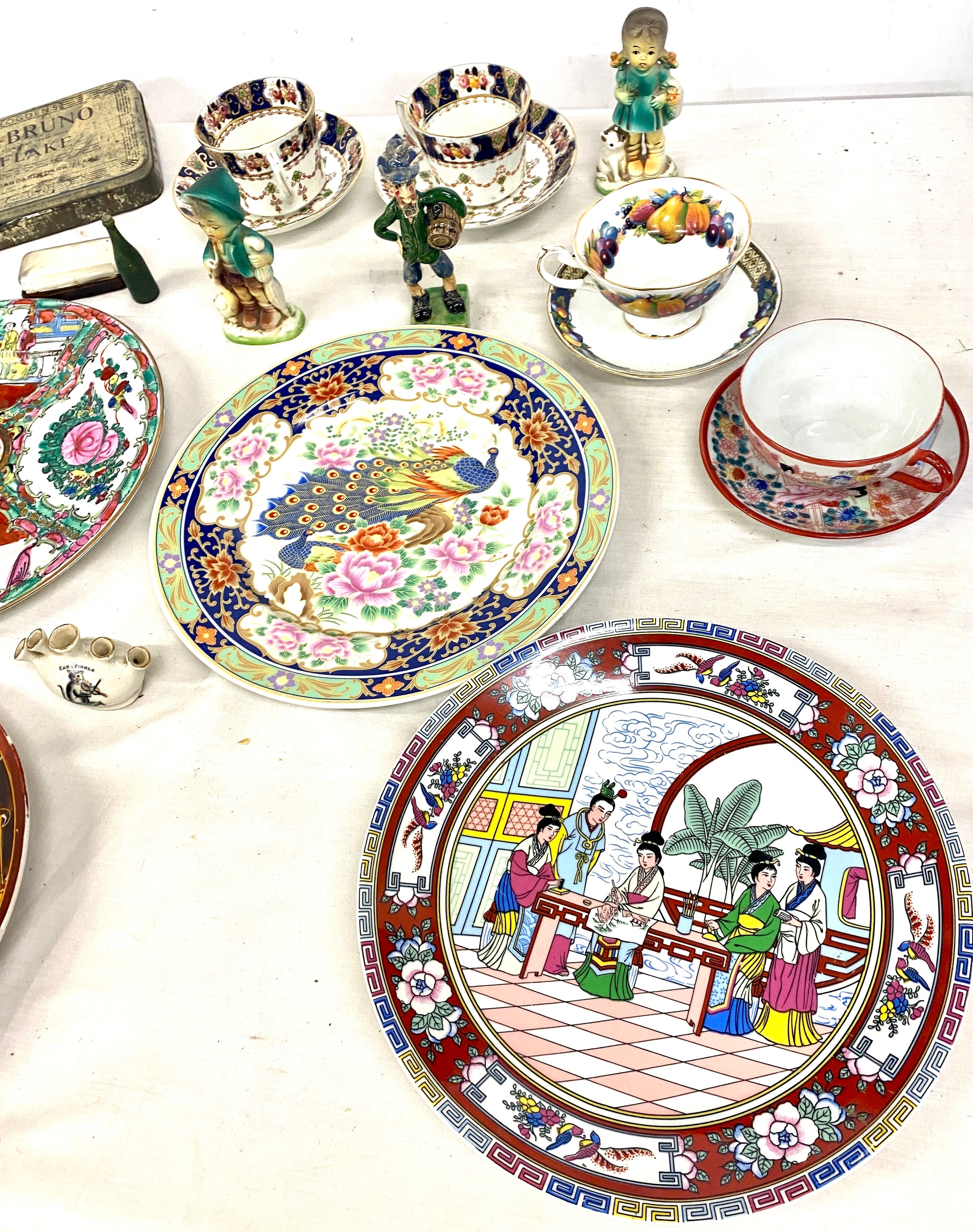 Selection of collectable pottery pieces to include oriental plates etc - Image 2 of 3
