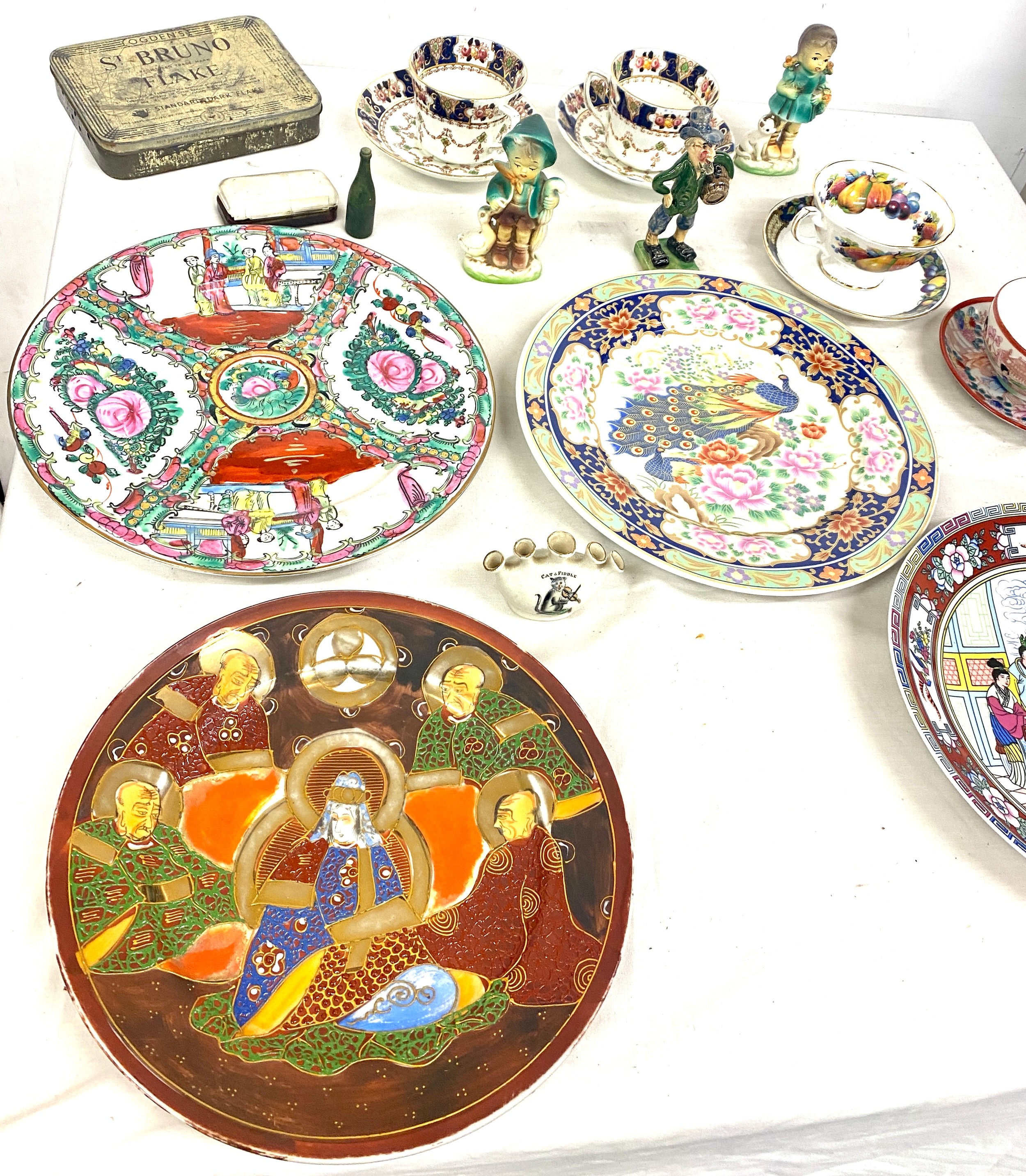 Selection of collectable pottery pieces to include oriental plates etc - Image 3 of 3