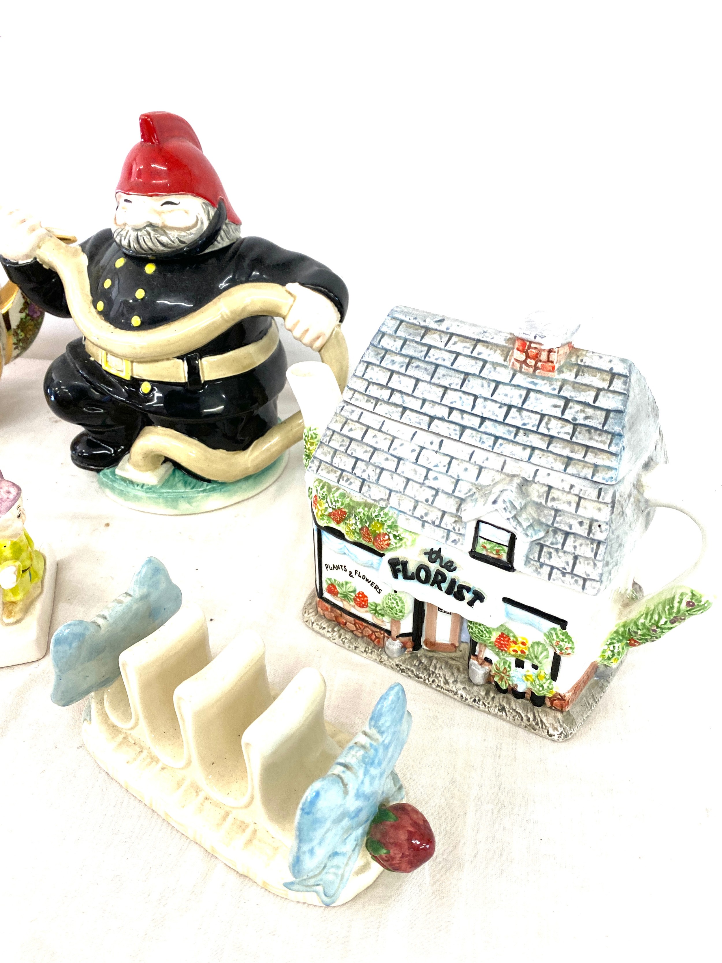 Selection of novelty teapots to include Sadler, Western house and J Luber, Walt Disney toast rack, - Bild 3 aus 6