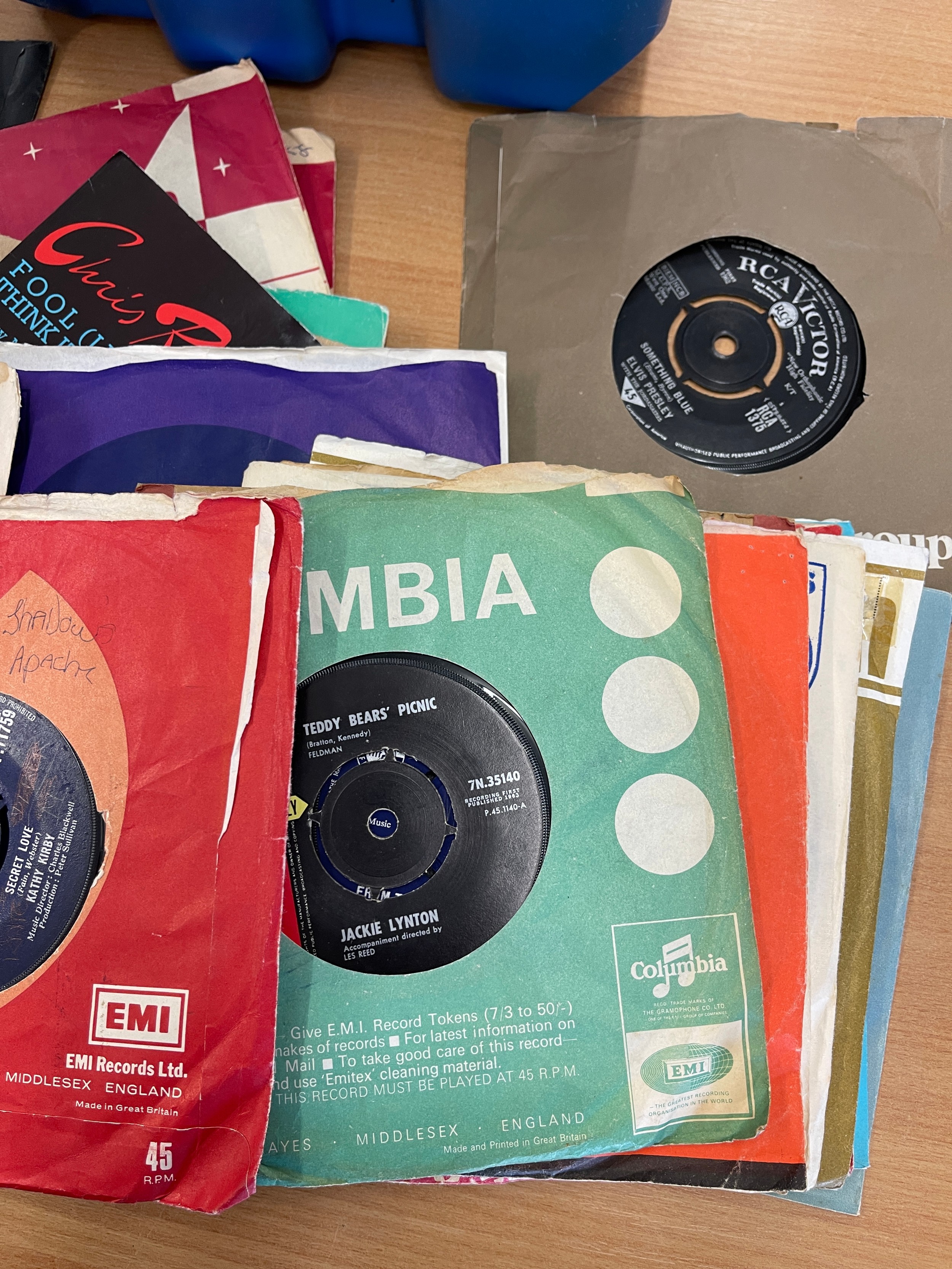 Large selection of 45s to include Blue Savannah, Orchard Road, Teddy Bears picnic etc - Bild 3 aus 7