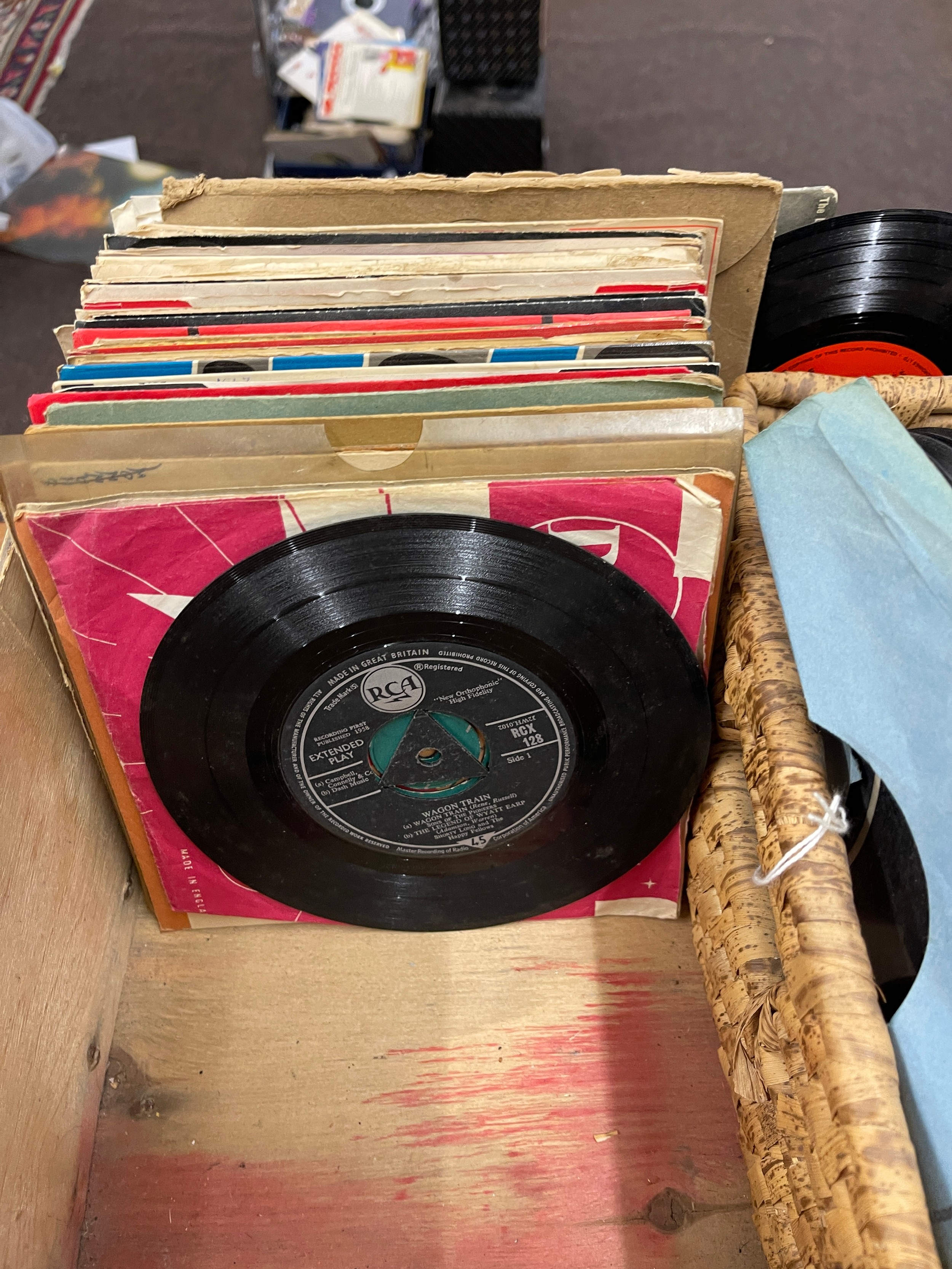 Large selection of assorted 45s includes Jim Reeves, Elvis Presley etc - Bild 3 aus 6