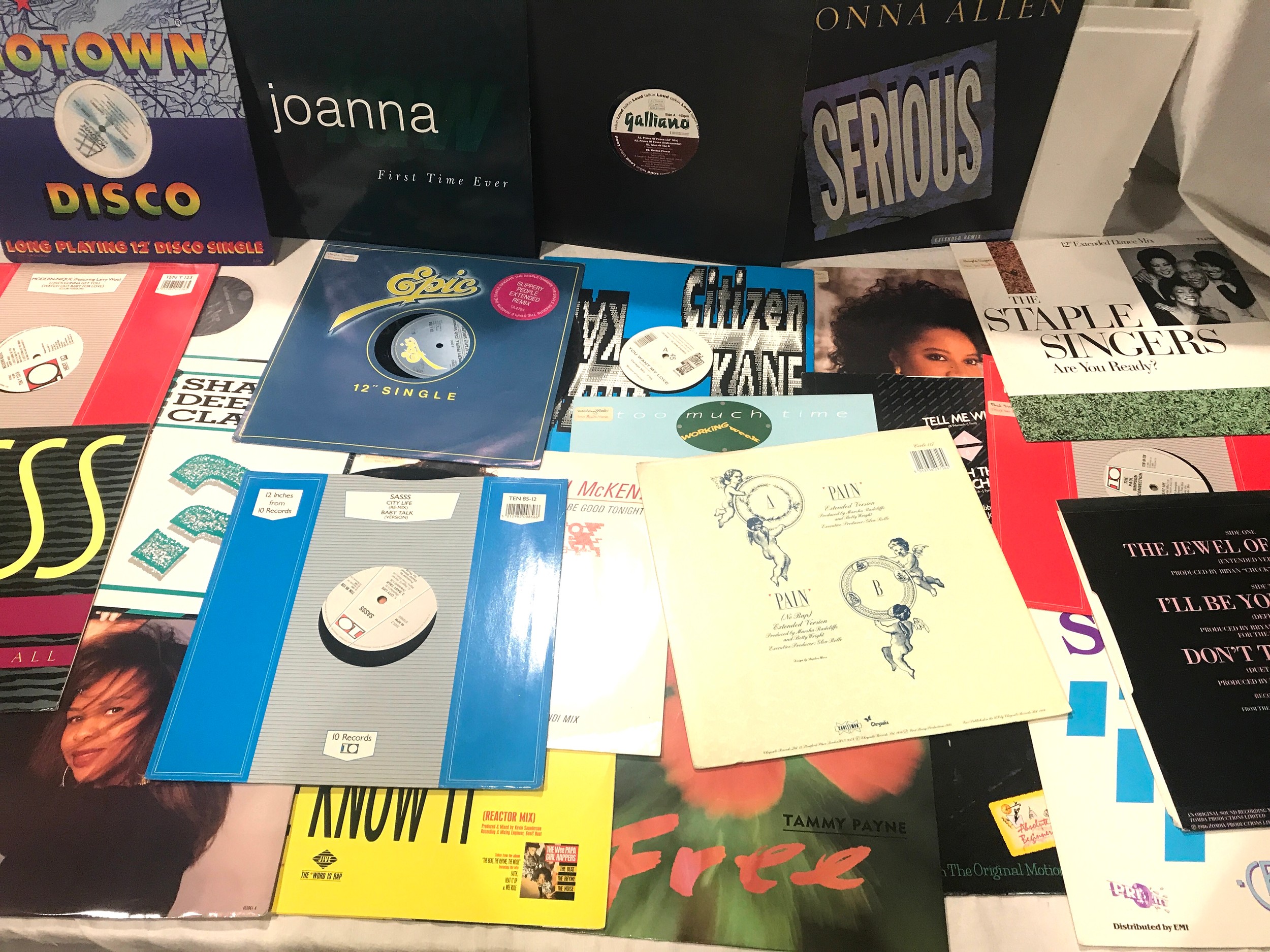 Large selection of 12 inch assorted record singles to include Donna Allen, Galliano, Rodrigo Bay etc