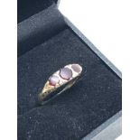 9ct gold vintage garnet three stone gypsy setting ring (2.3g)