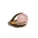 9ct gold rose quartz claw pendant (3.8g)