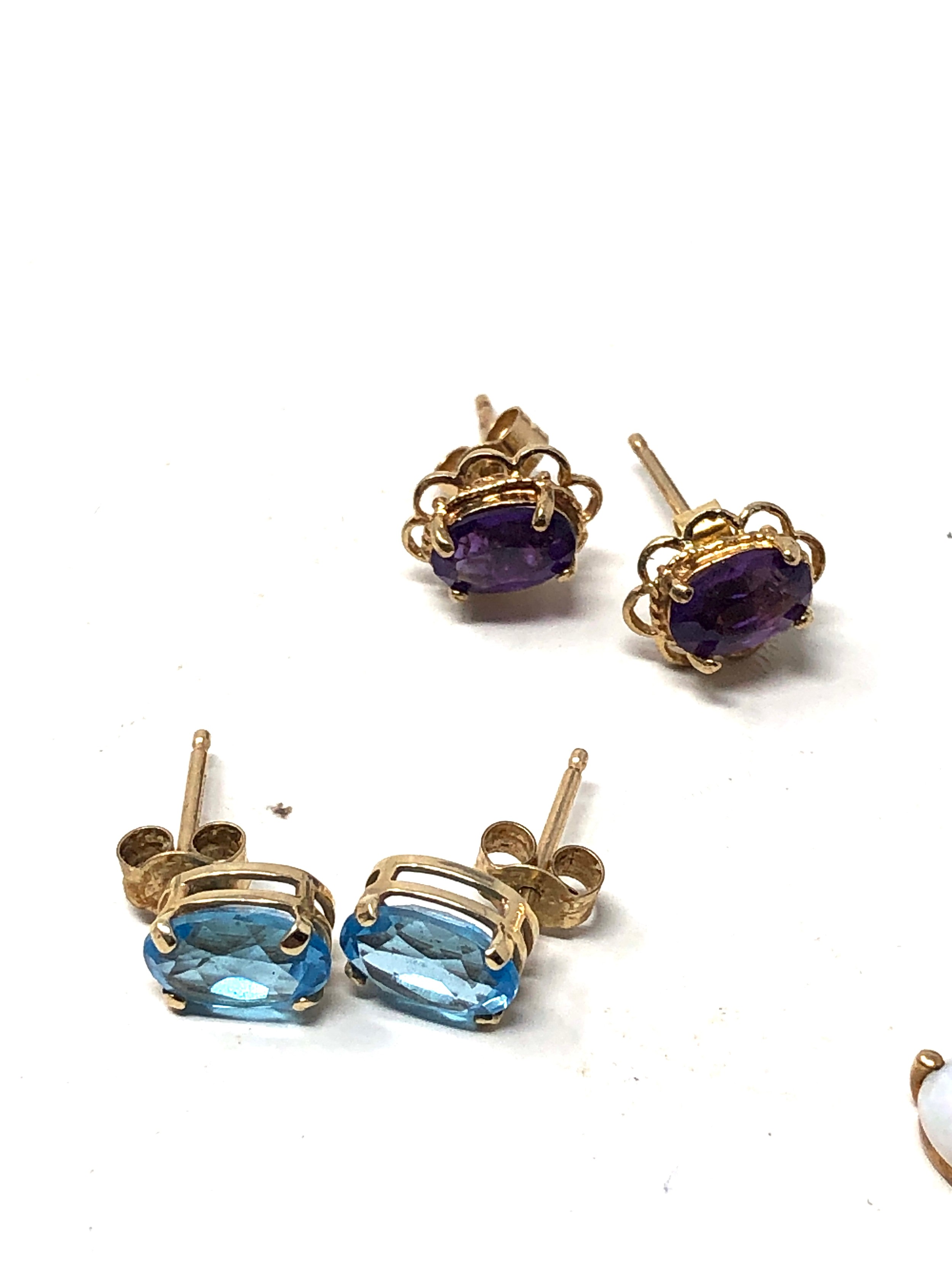 3 x 9ct gold paired gemstone stud earrings inc. amethyst & sapphire - Image 3 of 3
