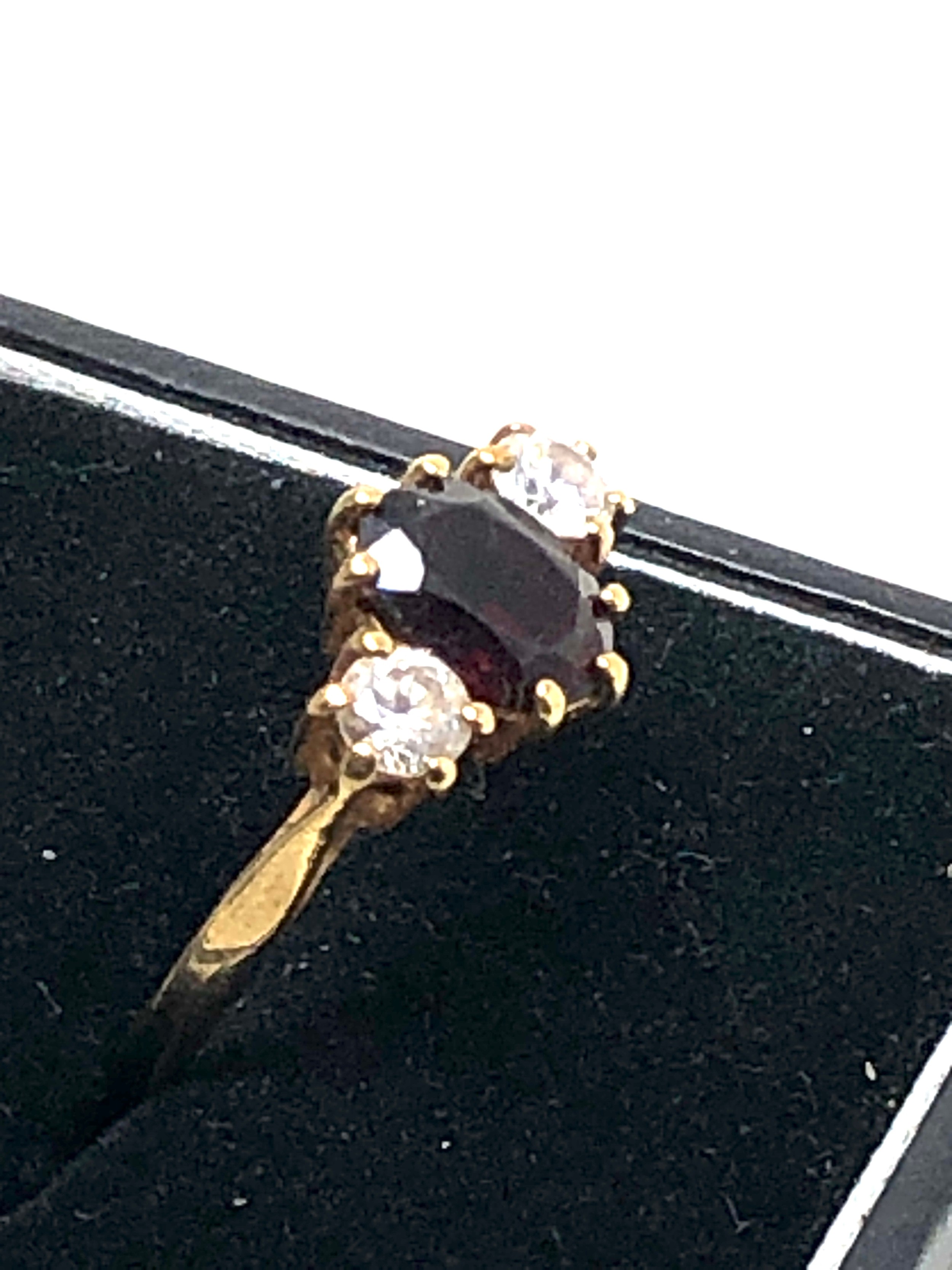 9ct gold vintage garnet & clear gemstone trilogy dress ring (2.3g)