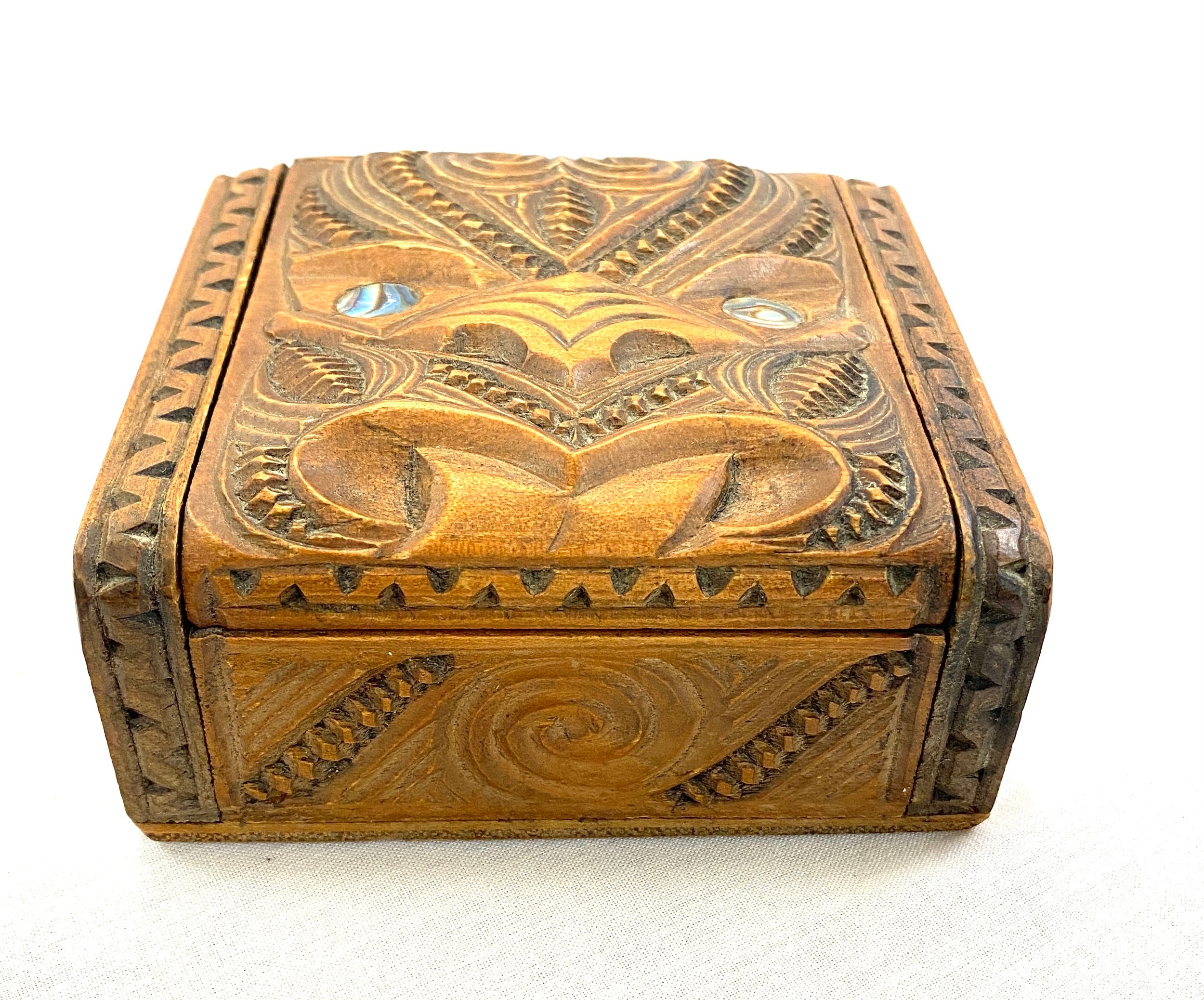 Carved New Zealand Maori box with Tiki lid and Paua shell eyes - Image 3 of 4