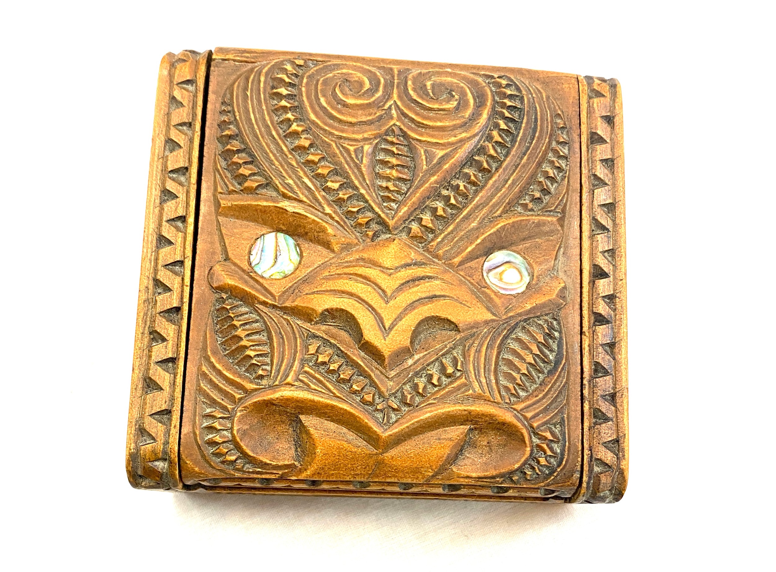 Carved New Zealand Maori box with Tiki lid and Paua shell eyes - Image 4 of 4