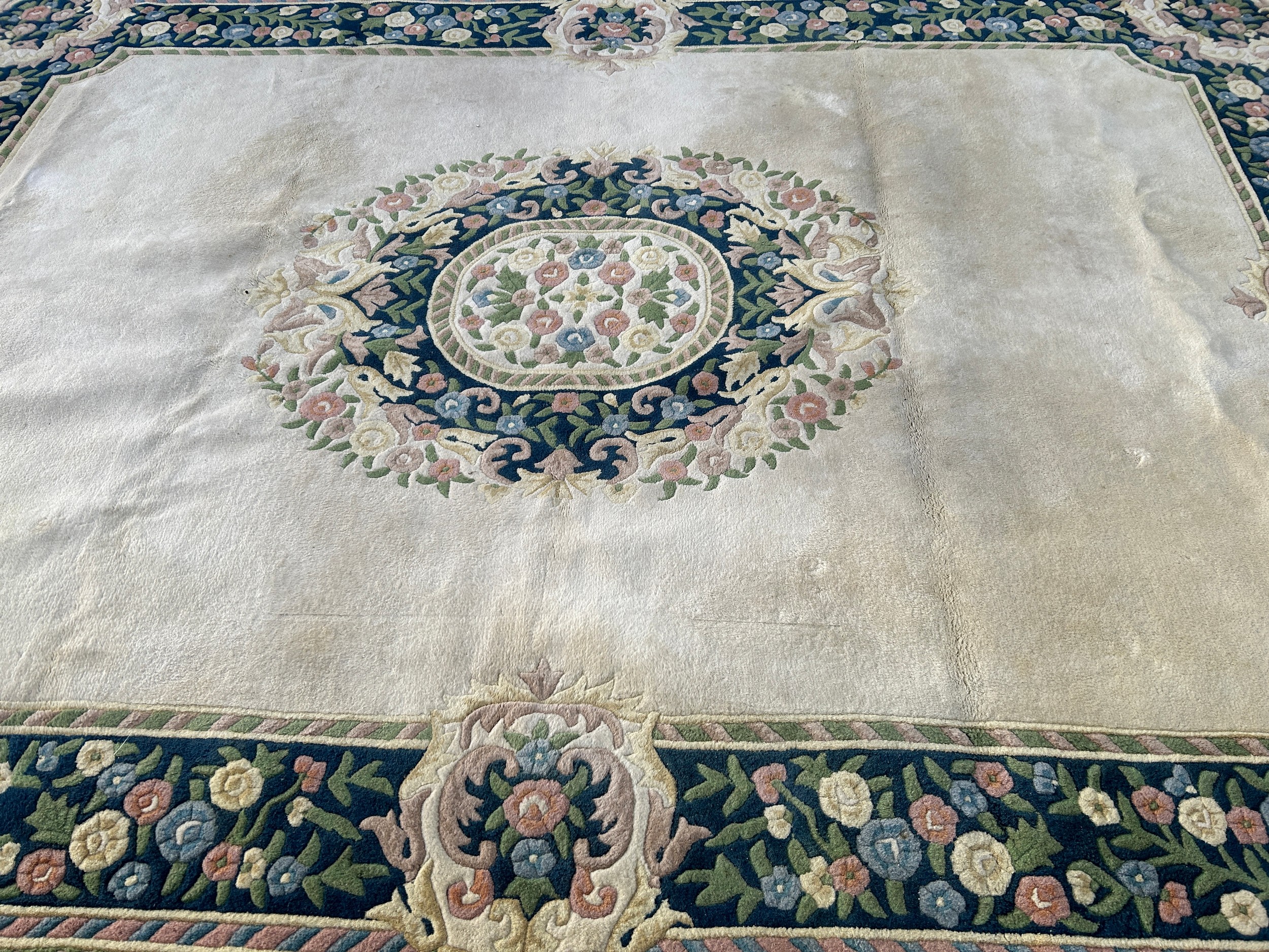 Large cream coloured patterned lounge rug, approximate measurements: 143 x 107 inches - Image 3 of 3