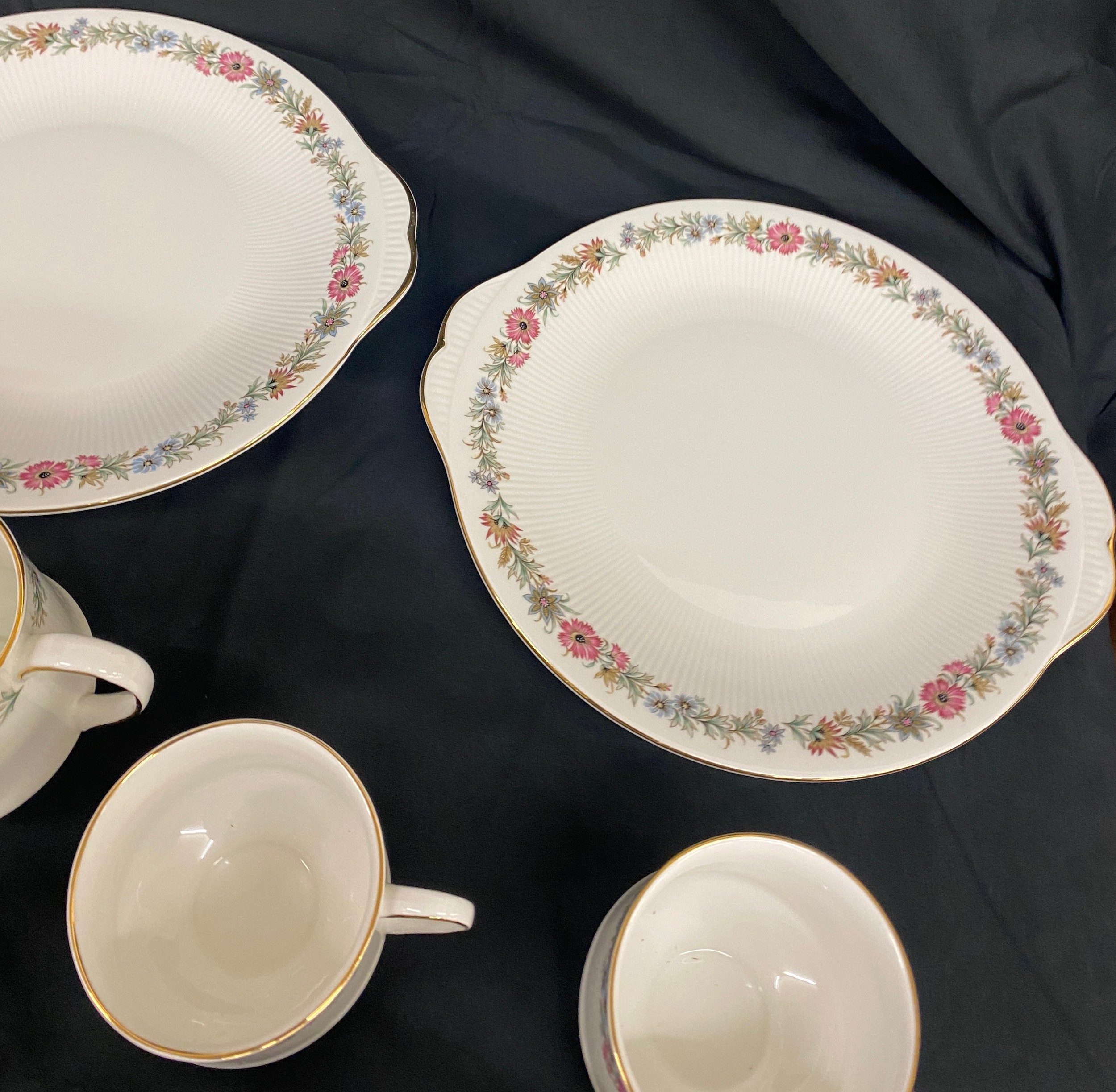 Paragon Belinda tea set 6 setting to include 2 cake plates, milk jug, sugar bowl, 6 plates, cups and - Bild 5 aus 7