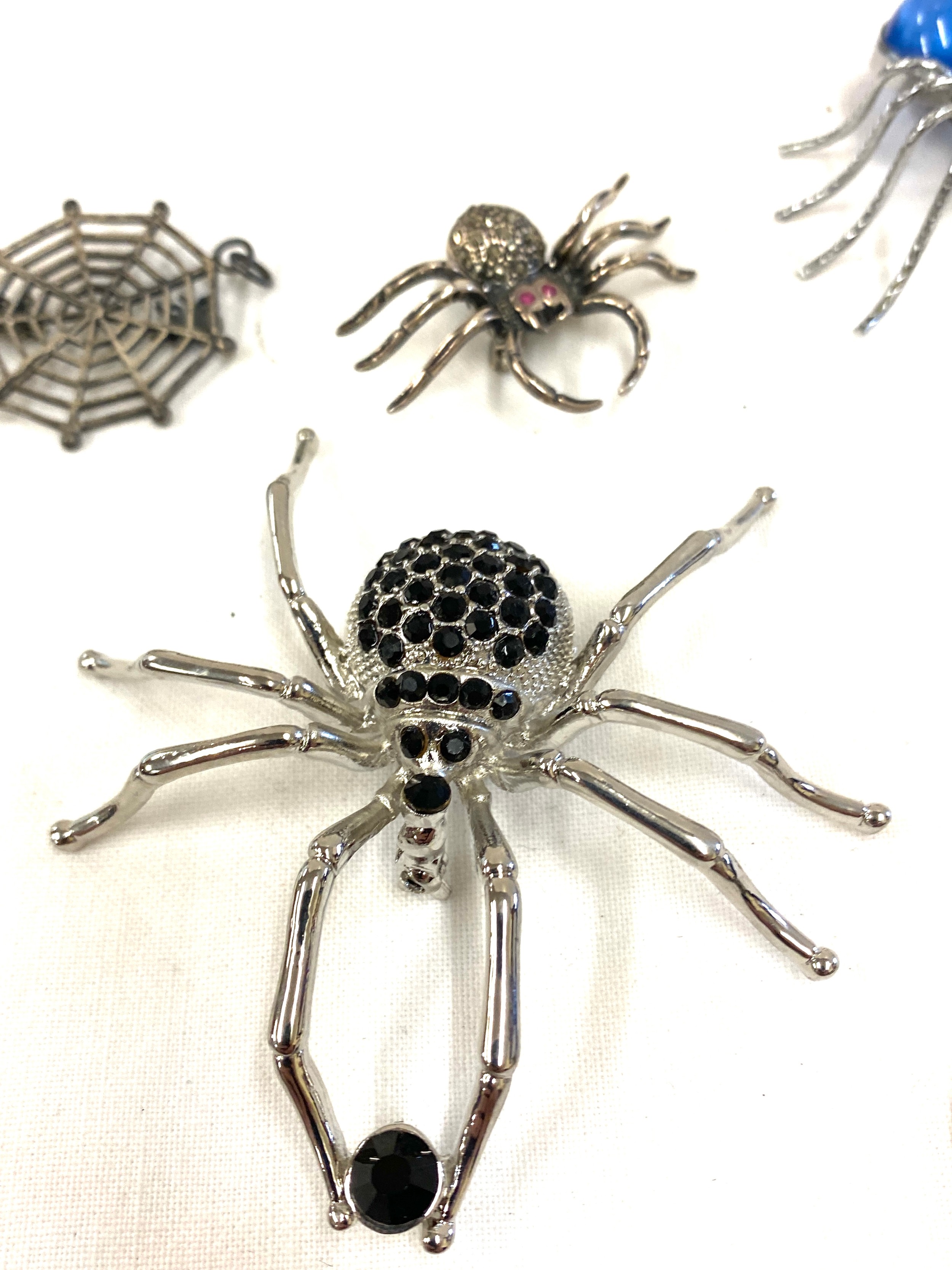 Selection of costume jewellery to include spider brooches etc - Image 5 of 6