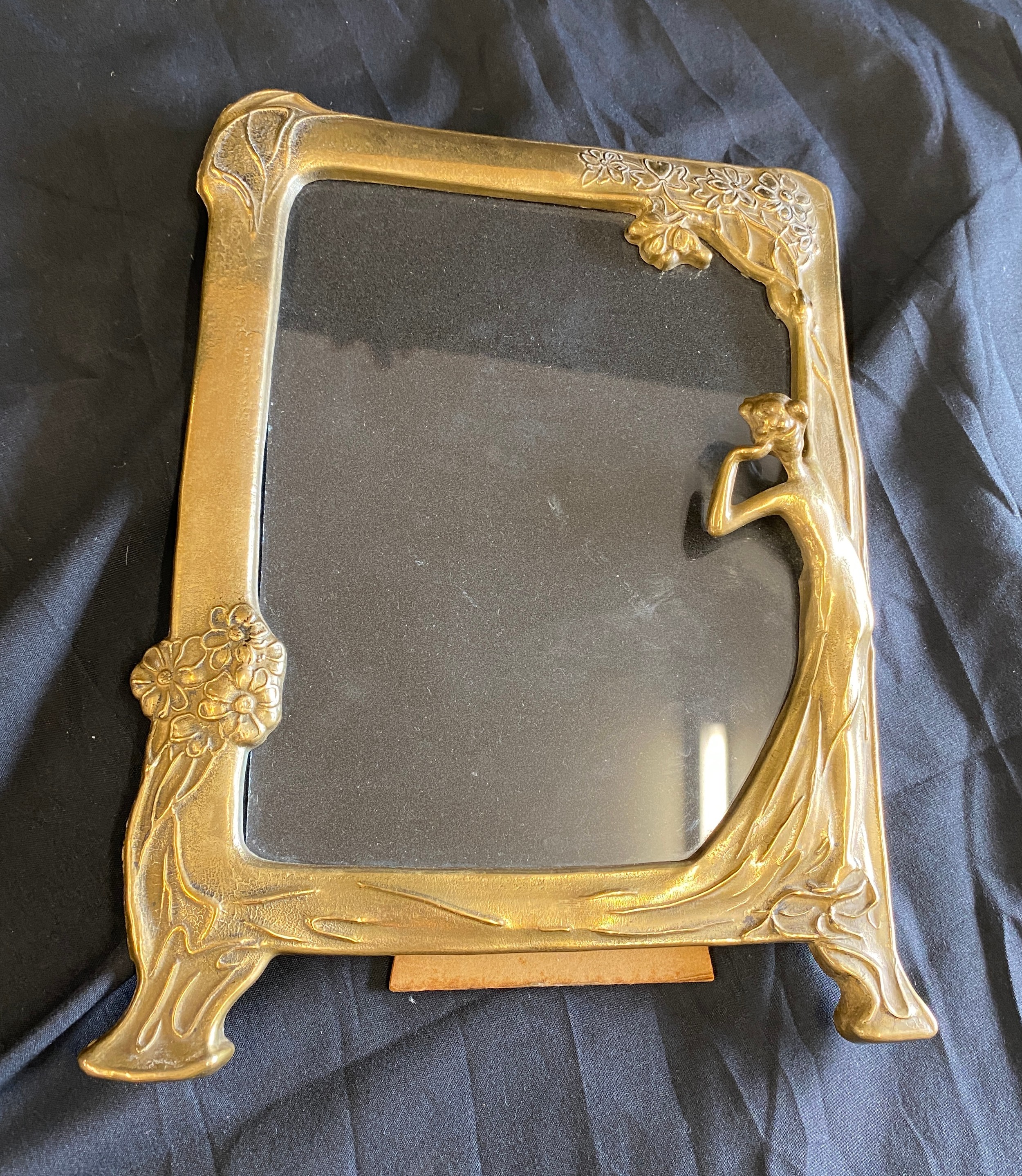 Vintage ornate brass lady picture frame, measures approx 10 inches by 7inches wide - Image 4 of 4