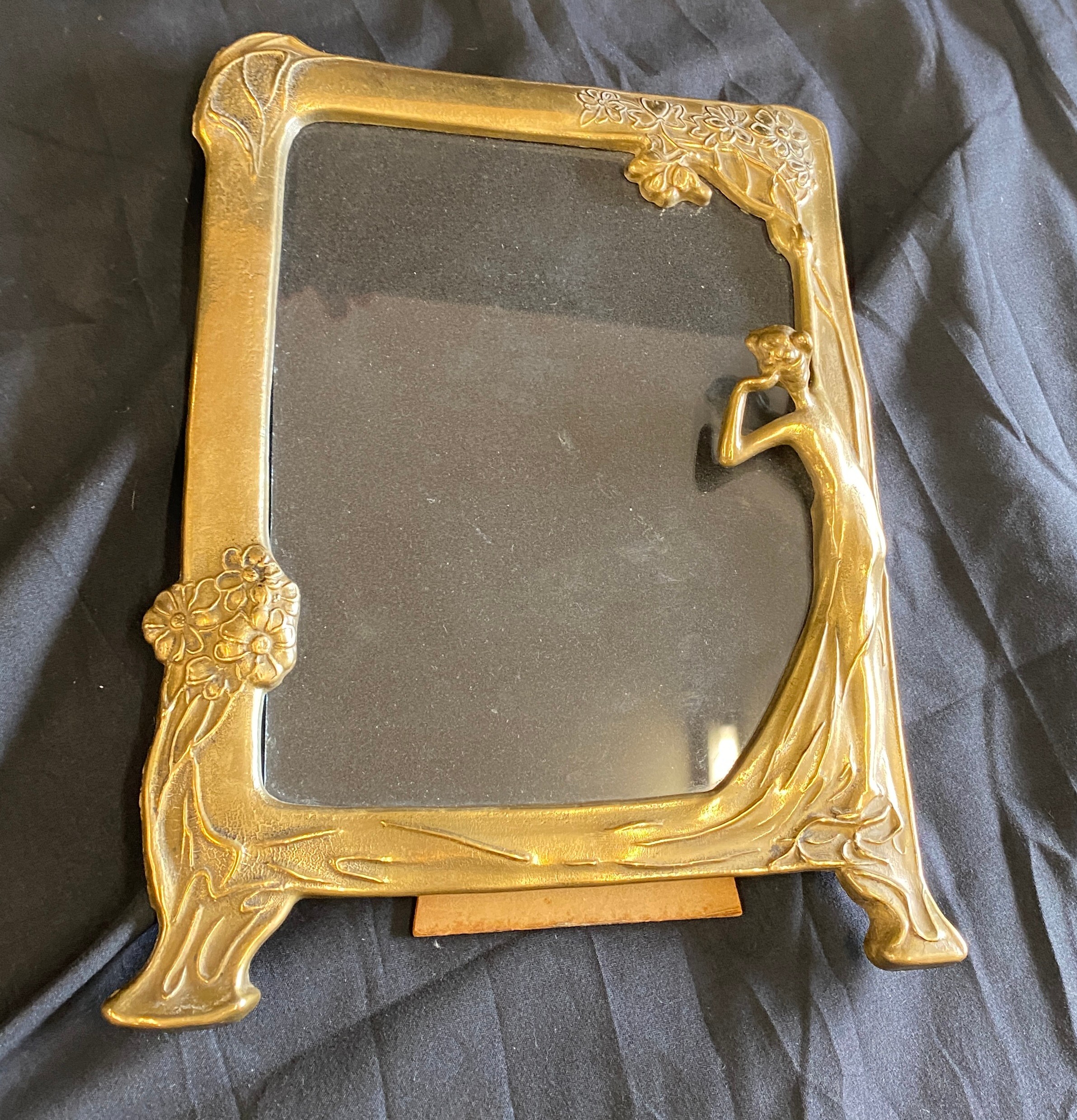 Vintage ornate brass lady picture frame, measures approx 10 inches by 7inches wide - Image 3 of 4