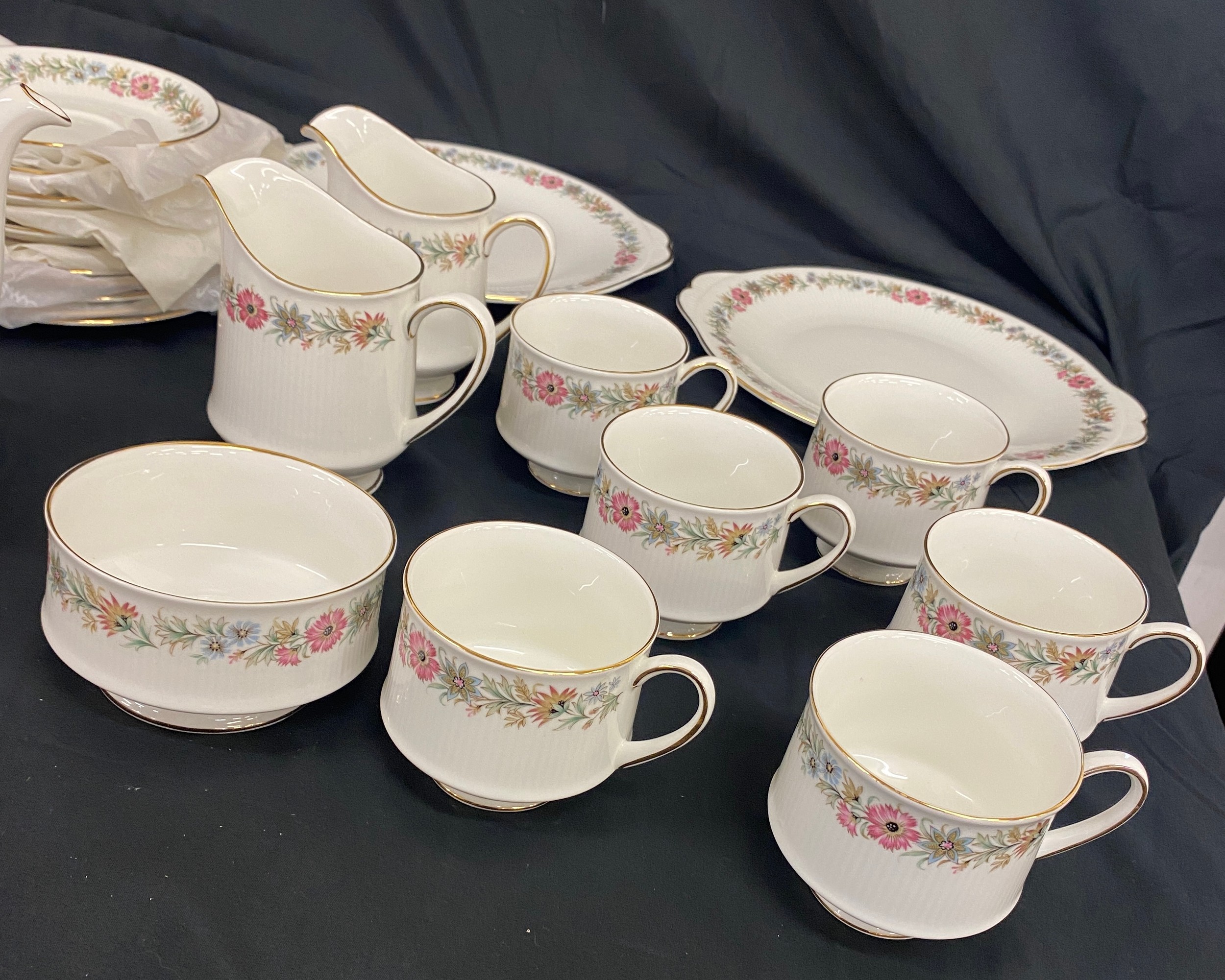 Paragon Belinda tea set 6 setting to include 2 cake plates, milk jug, sugar bowl, 6 plates, cups and - Bild 6 aus 7
