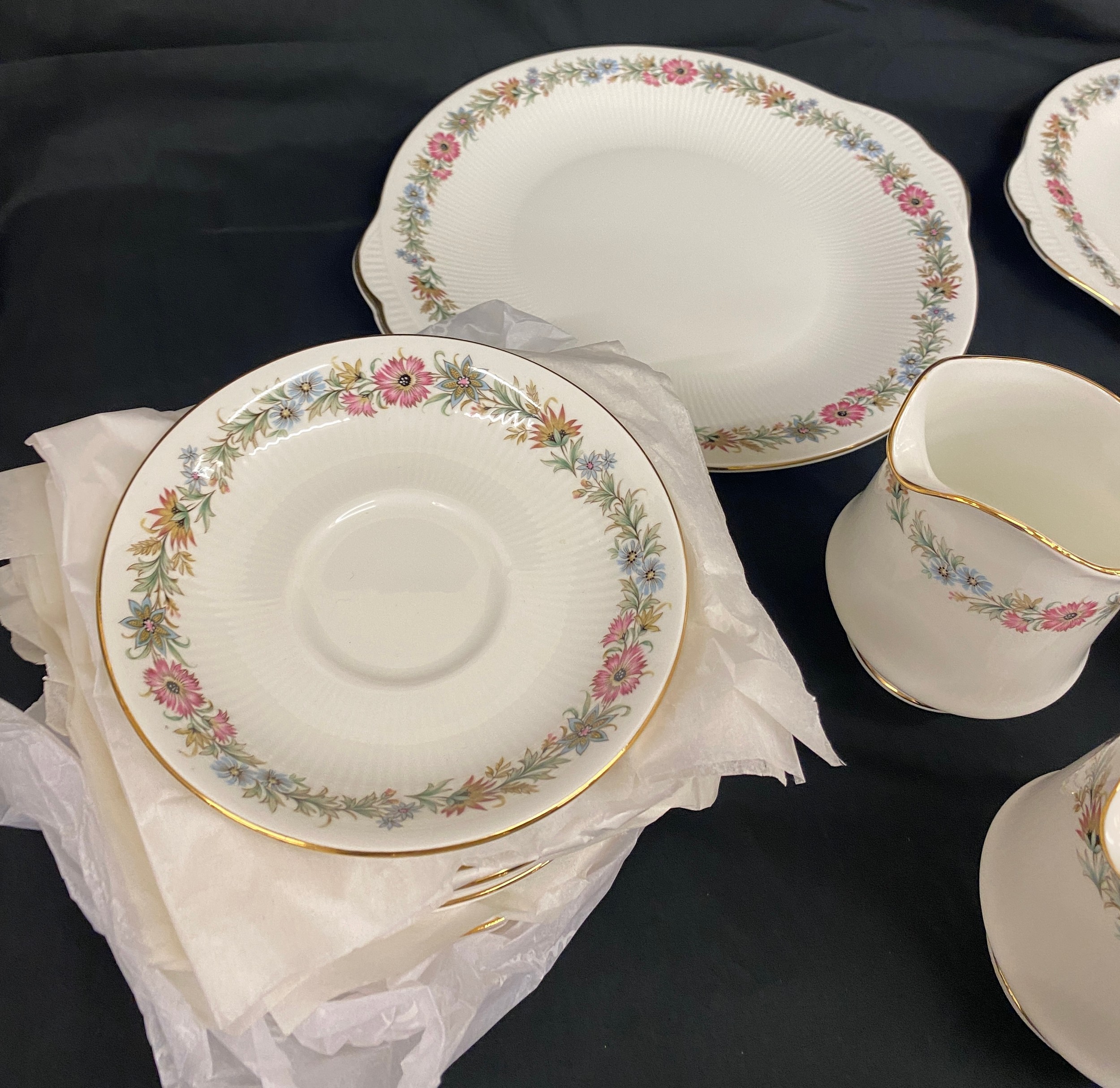 Paragon Belinda tea set 6 setting to include 2 cake plates, milk jug, sugar bowl, 6 plates, cups and - Bild 3 aus 7