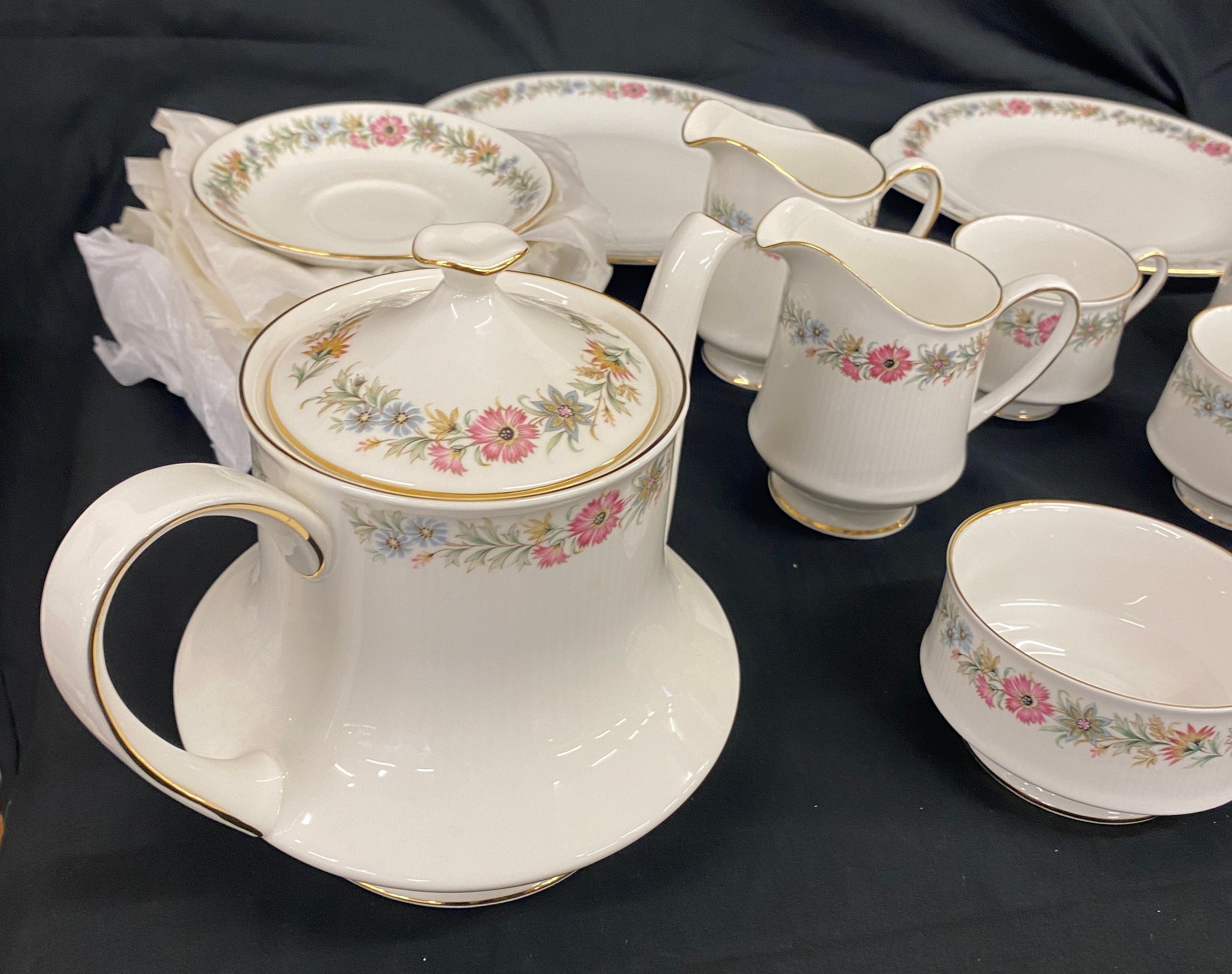 Paragon Belinda tea set 6 setting to include 2 cake plates, milk jug, sugar bowl, 6 plates, cups and - Bild 2 aus 7