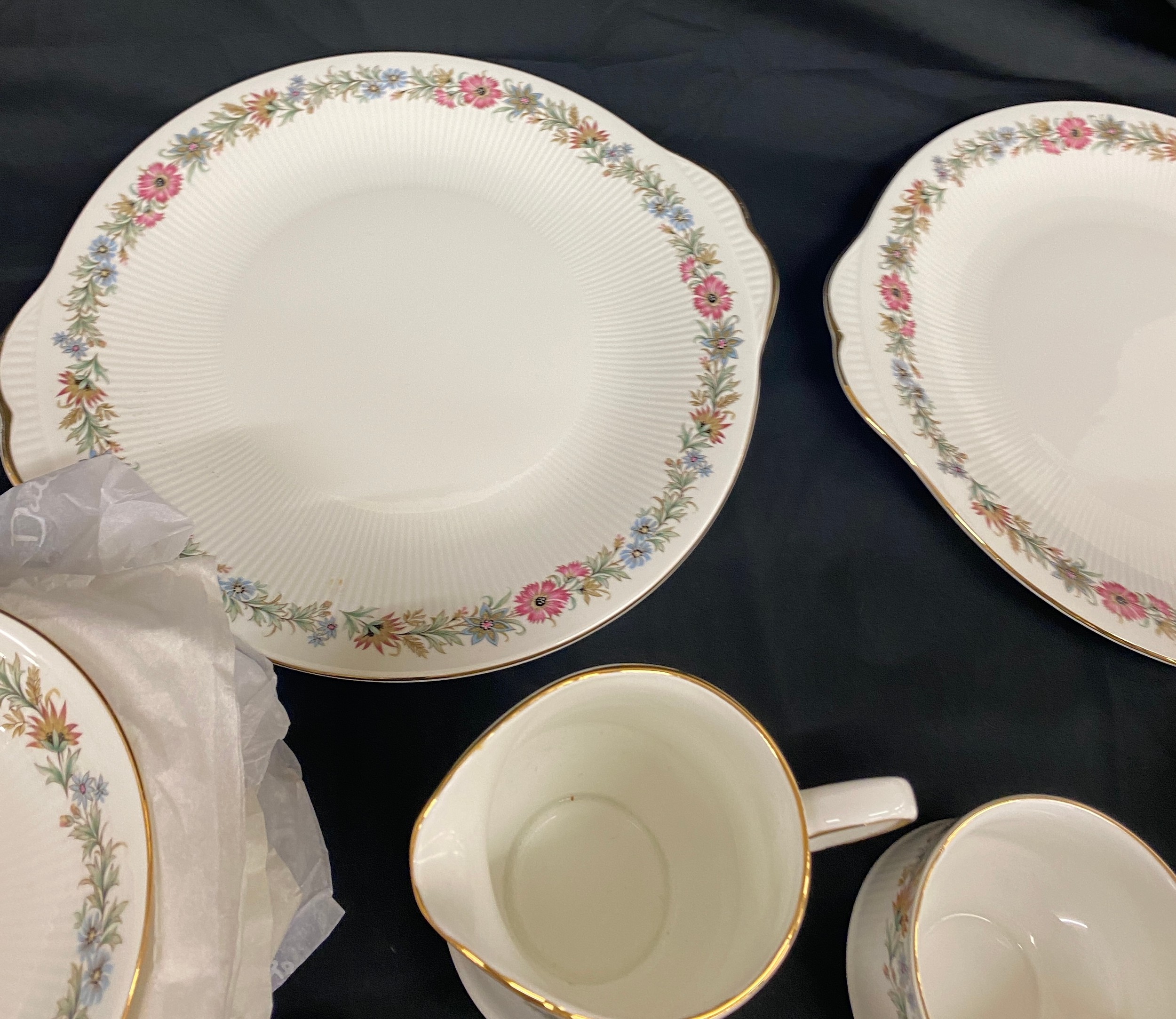 Paragon Belinda tea set 6 setting to include 2 cake plates, milk jug, sugar bowl, 6 plates, cups and - Bild 4 aus 7