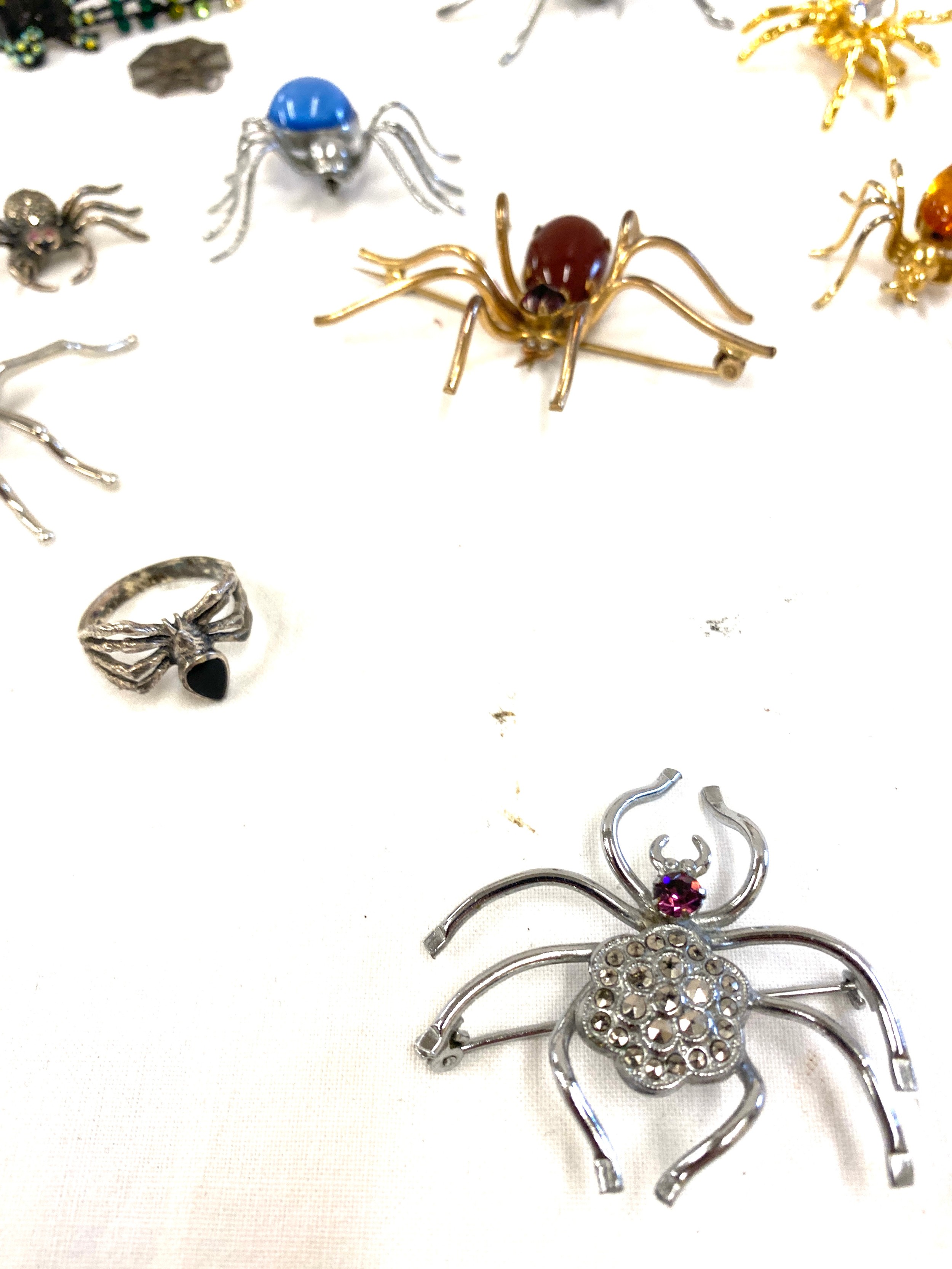 Selection of costume jewellery to include spider brooches etc - Image 4 of 6