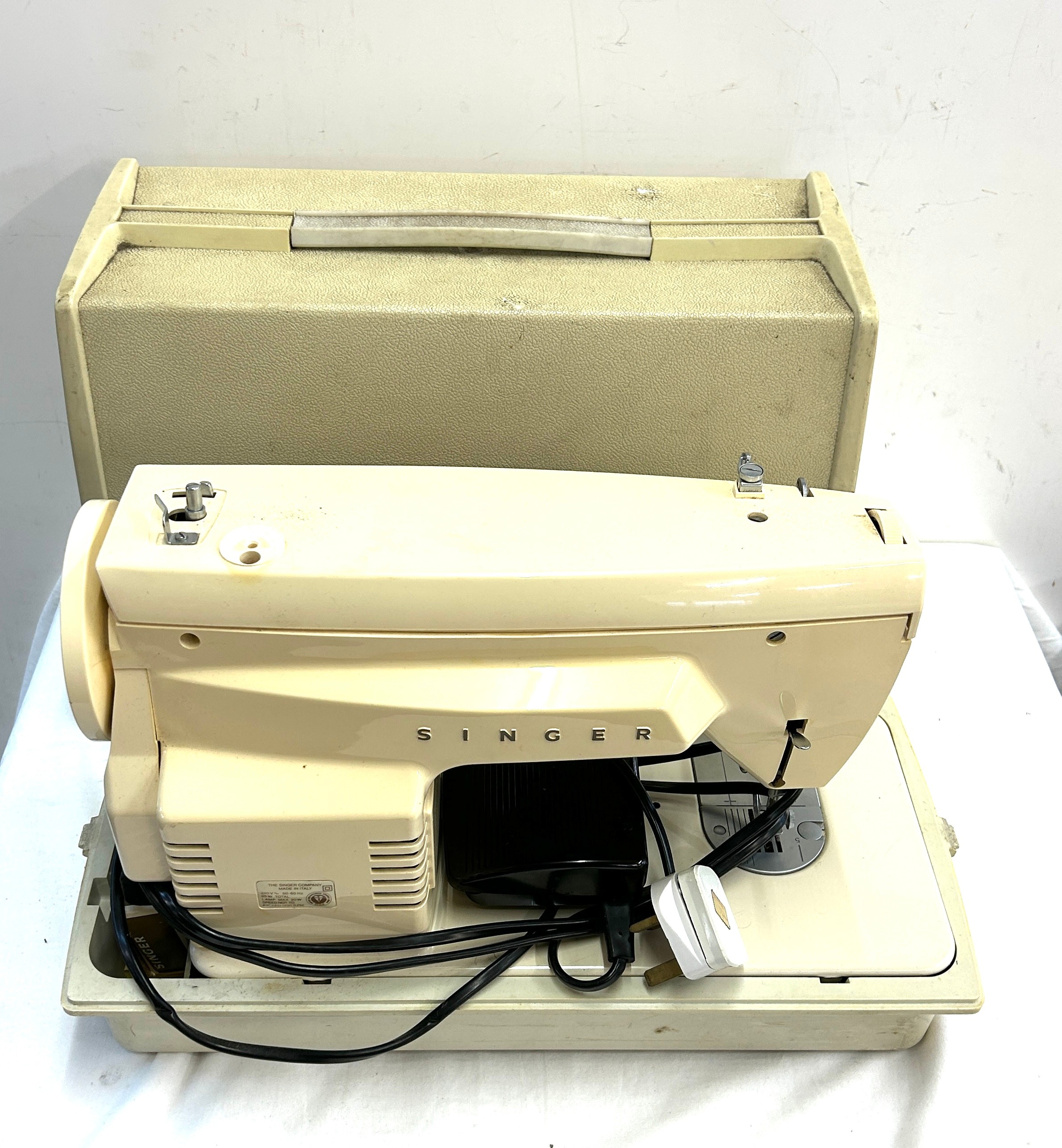 Vintage cased singer sewing machine, 85W, untested