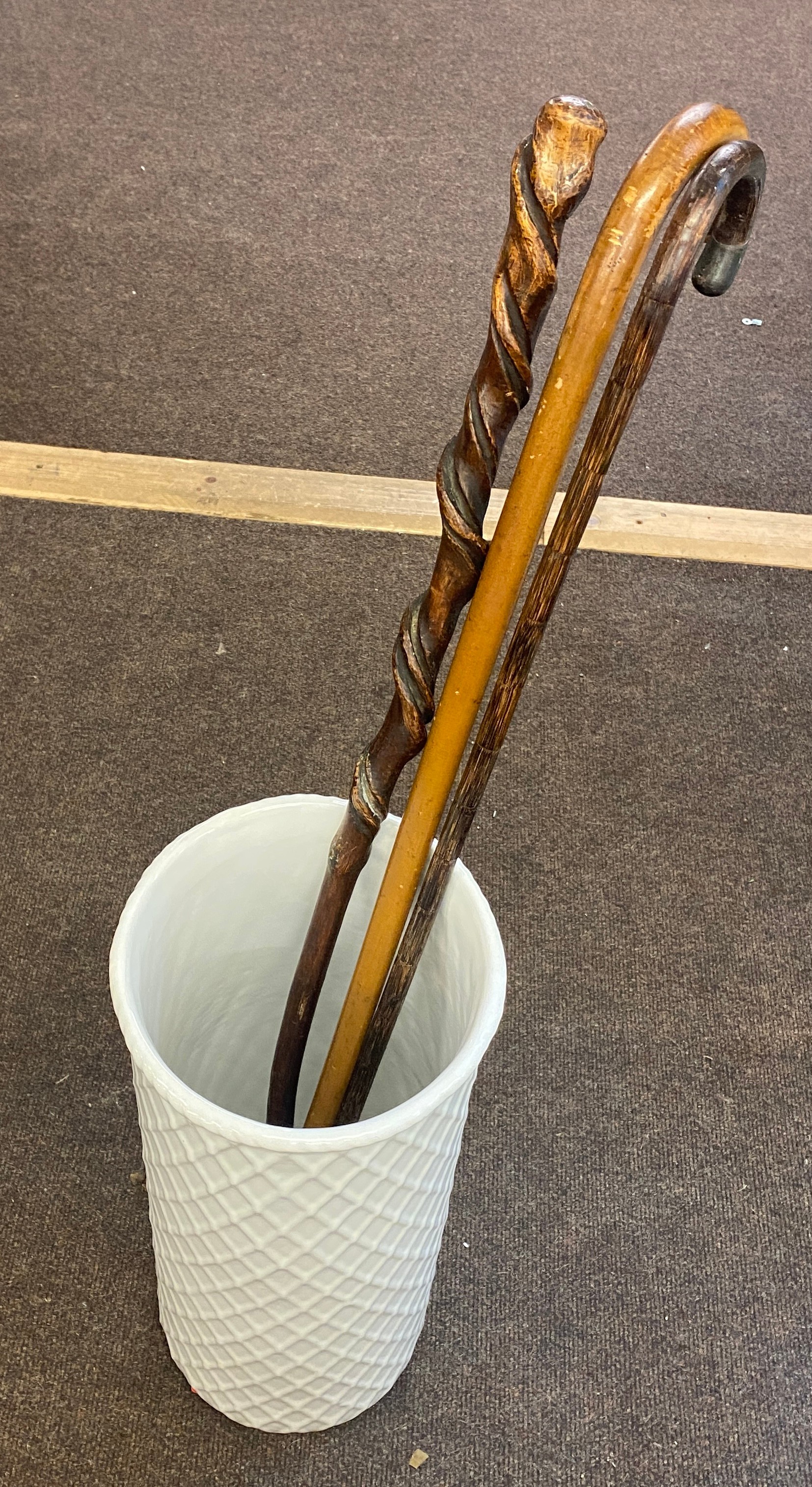 3 Vintage wooden walking sticks together with porcelain umbrella stand - Bild 2 aus 2