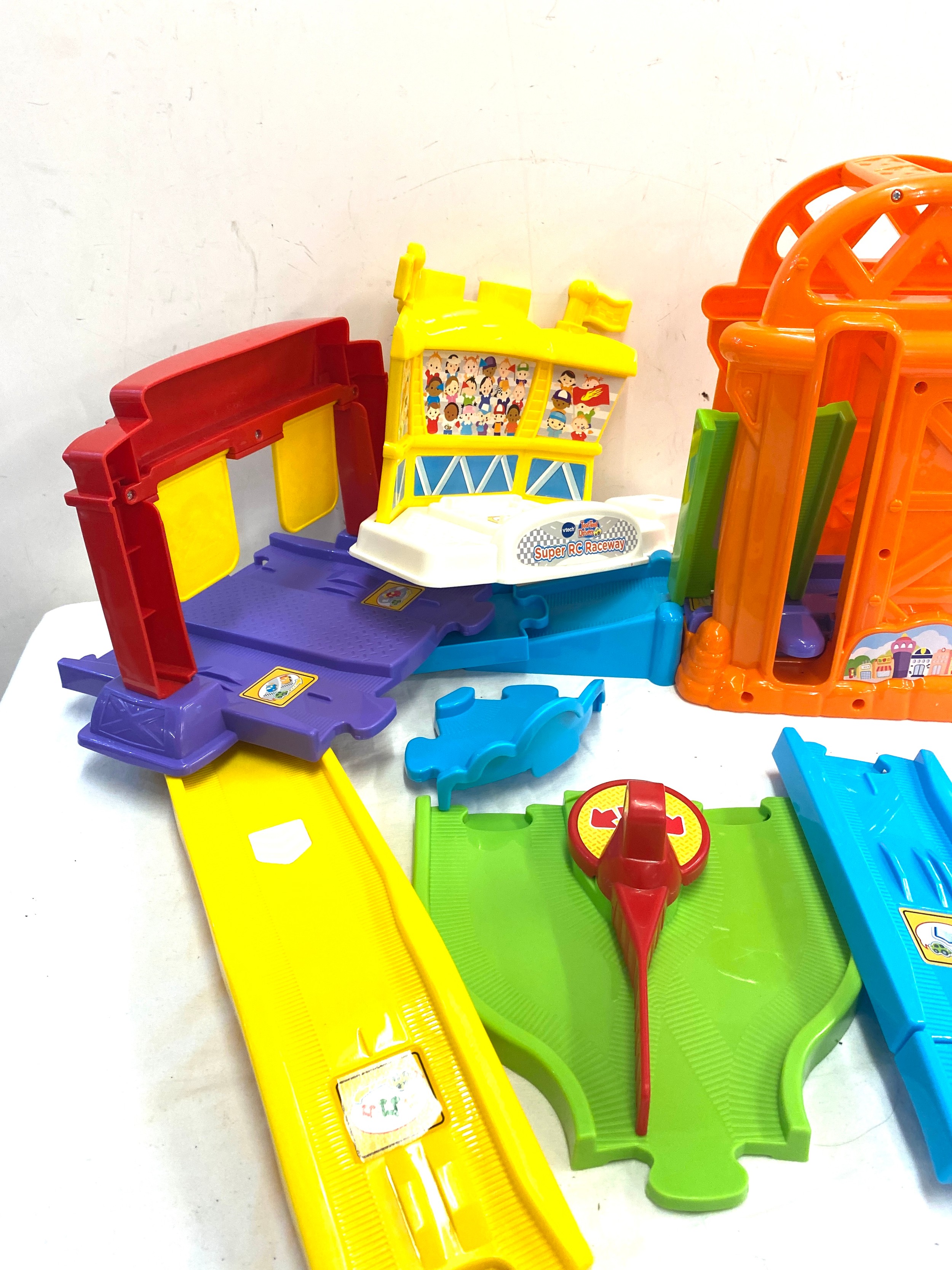 Vtech toot toot race track with cars and other items - Bild 2 aus 5